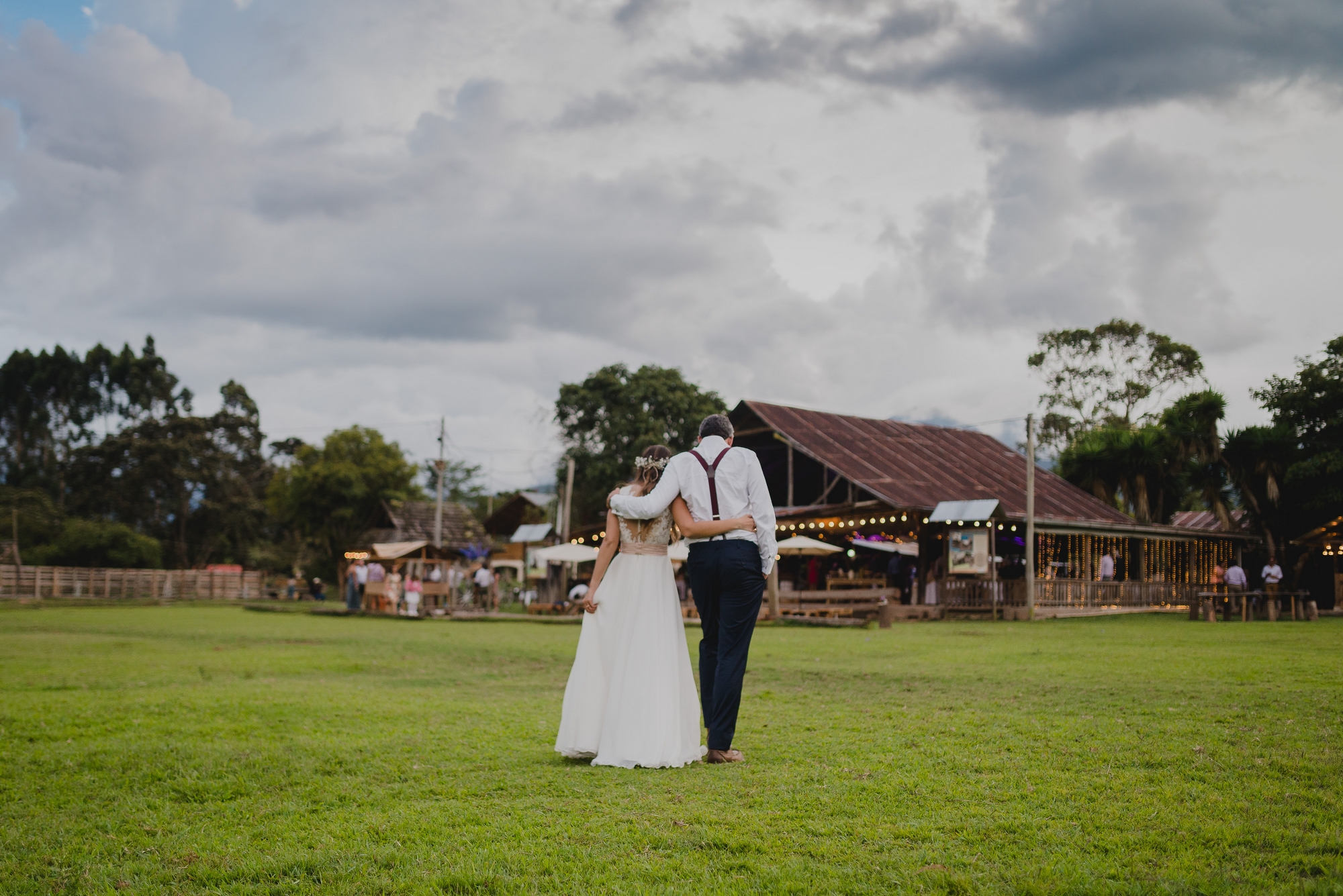 novios caminando abrazados en el rancho ruffner