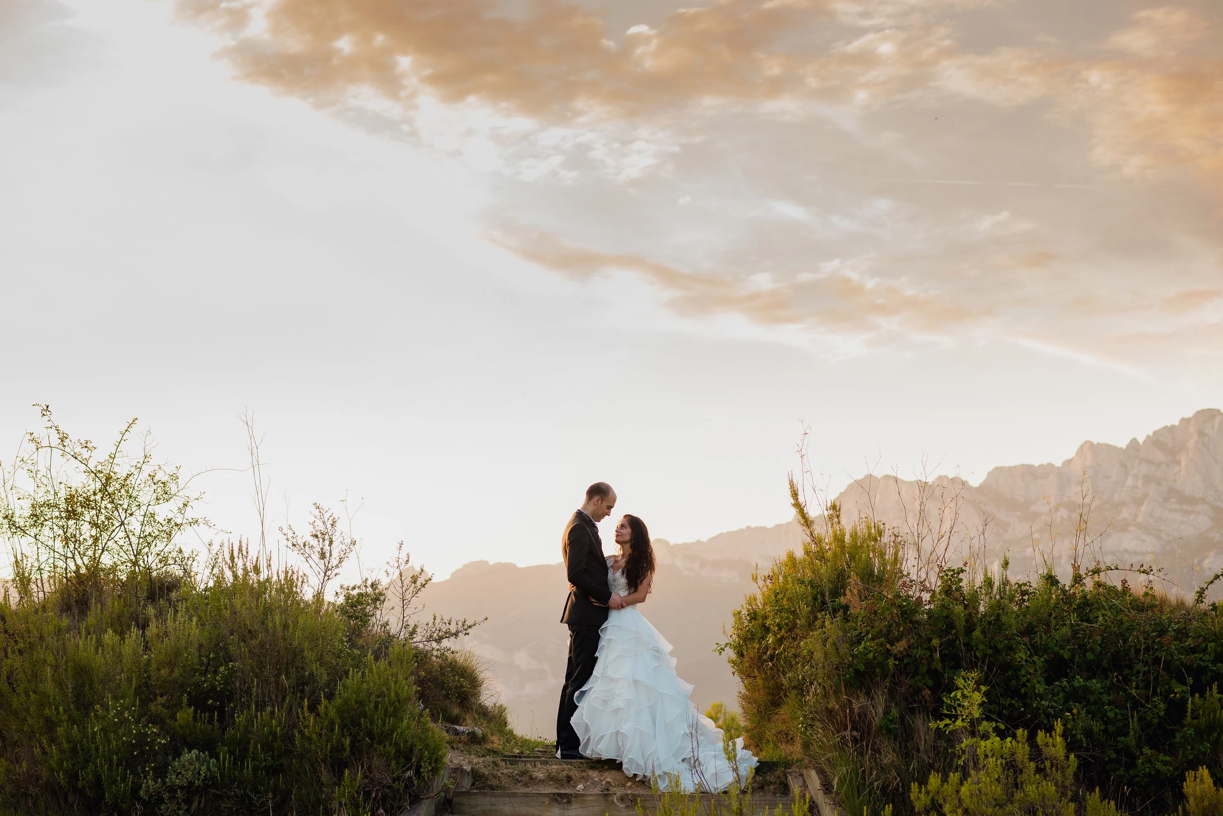 pareja abrazo logroño fotografos laguardia postboda boda