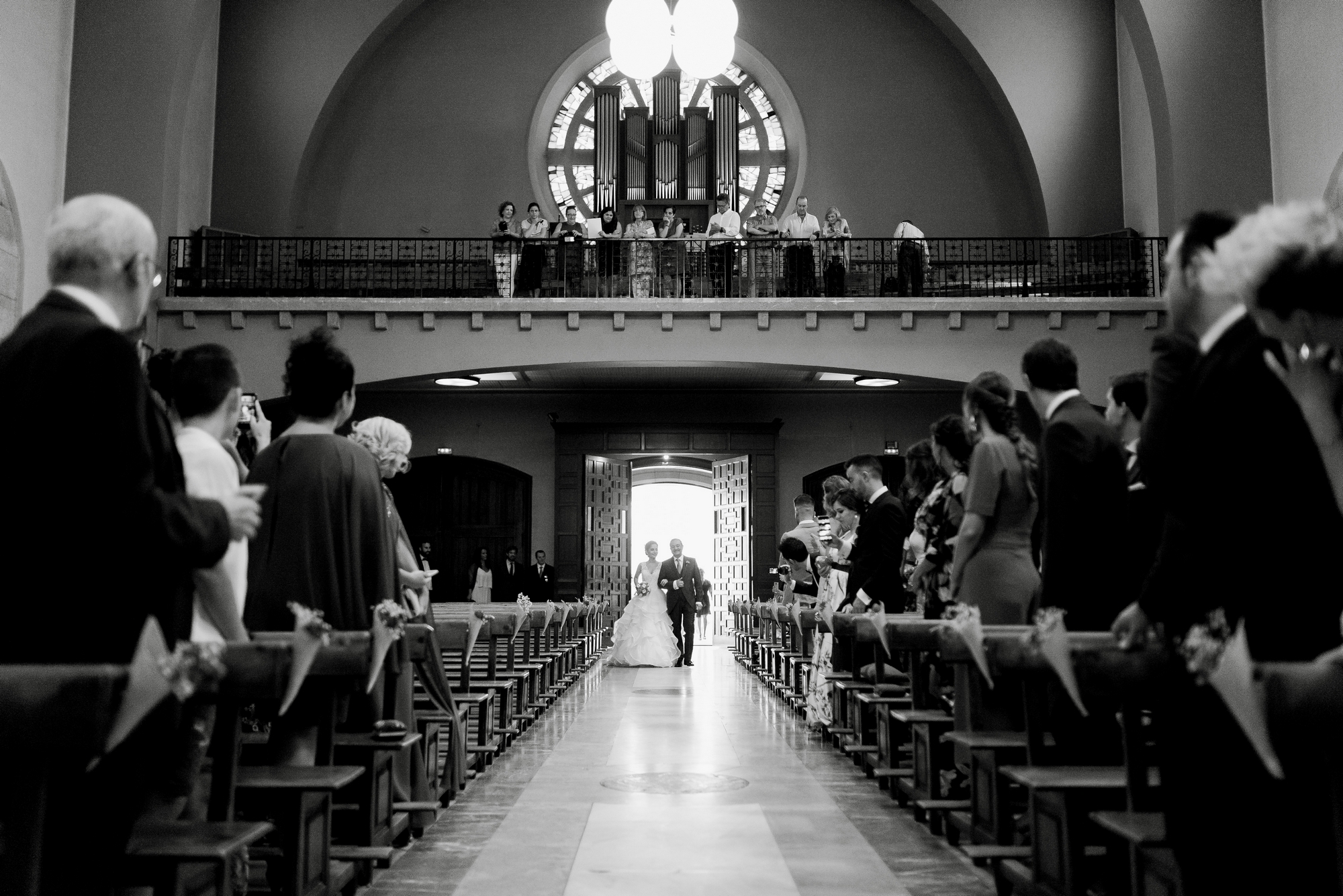 entrada novia boda iglesia valvanera logroño fotógrafos