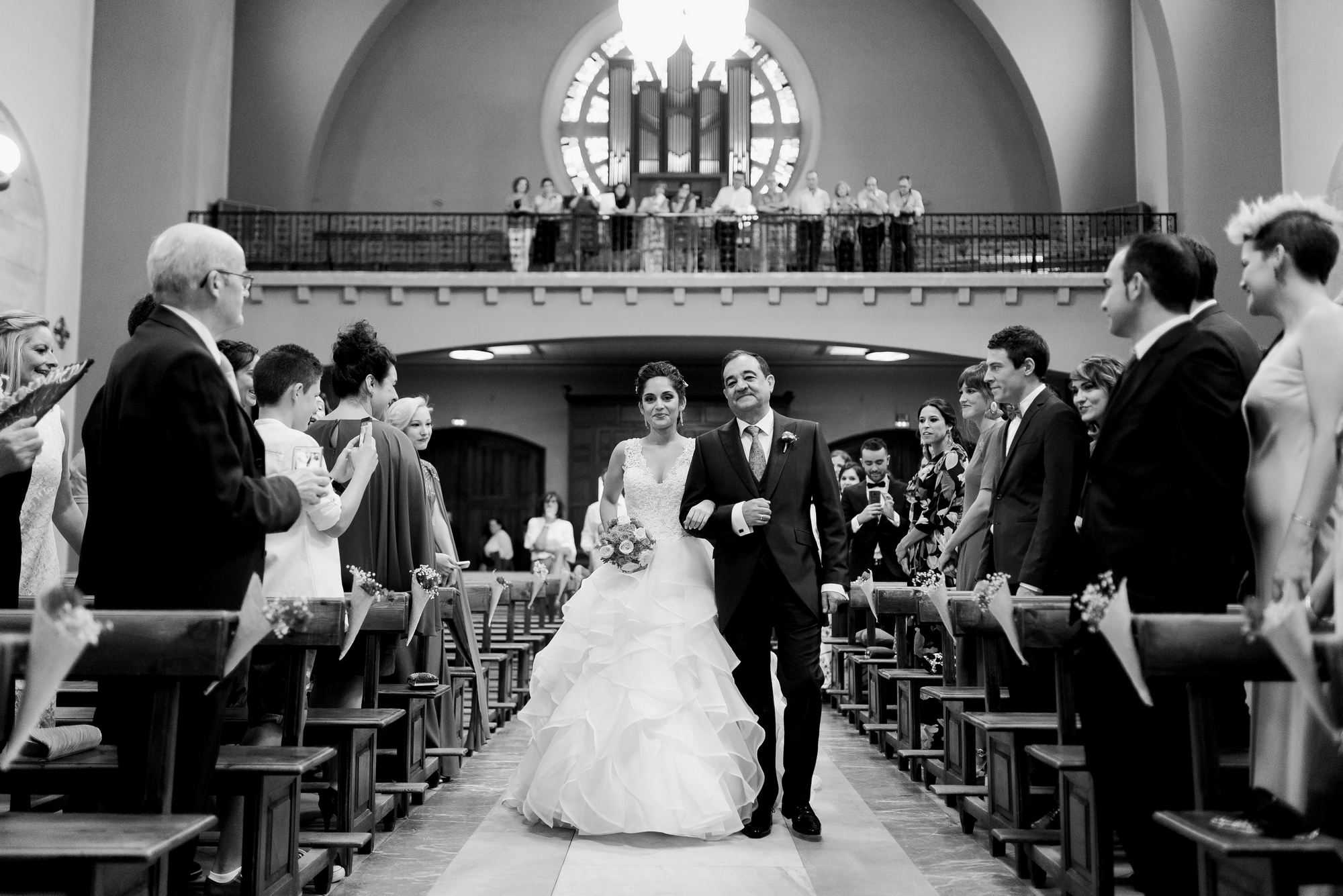 entrada novia boda iglesia valvanera logroño fotógrafos
