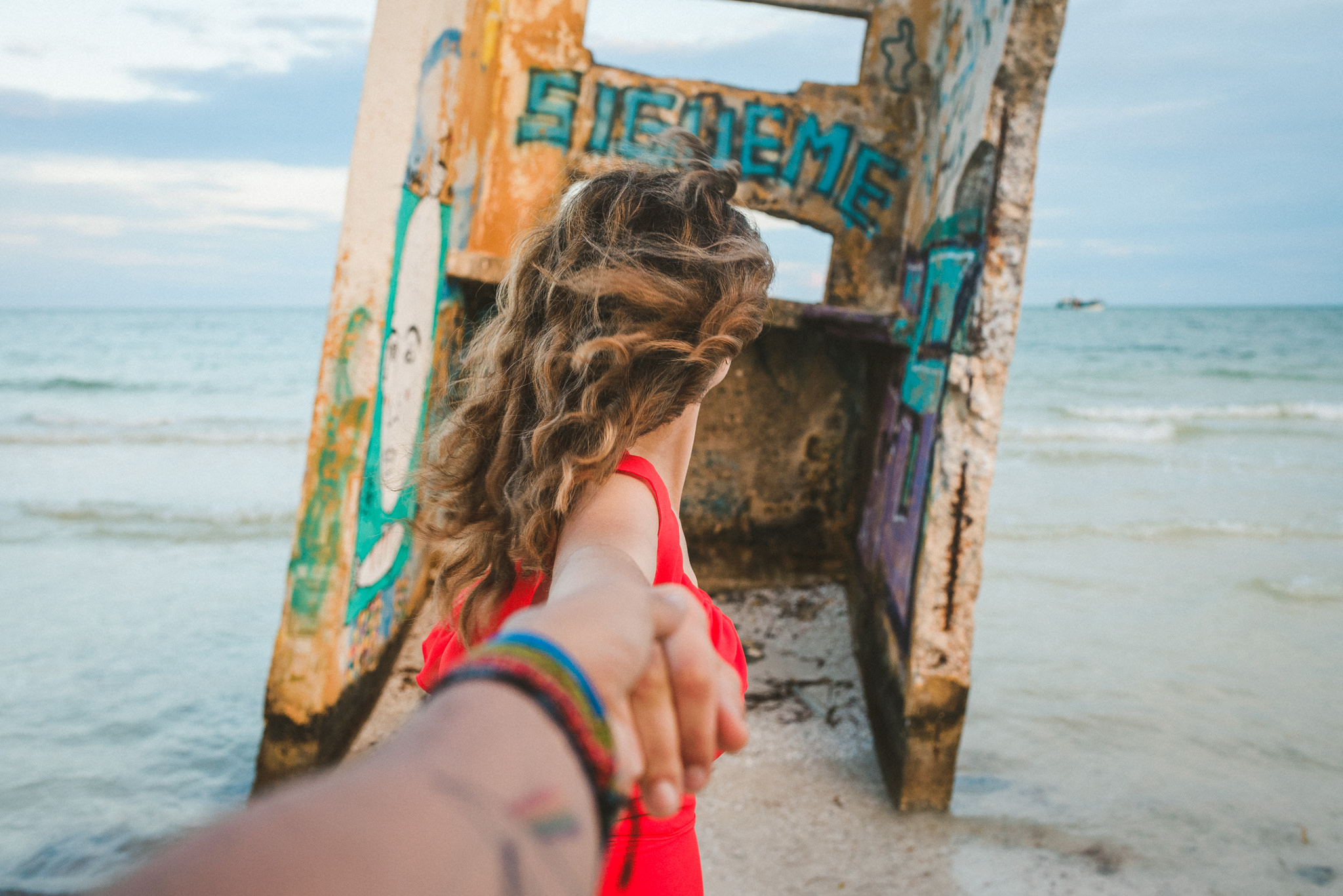 pareja de la mano en holbox mexico