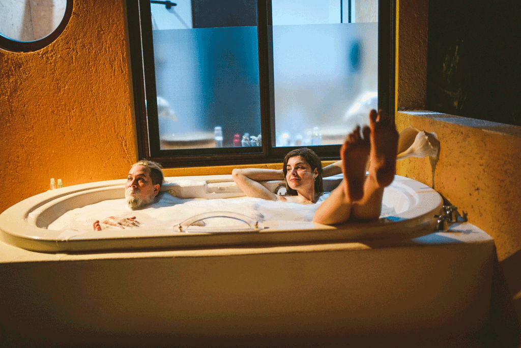 personas en jacuzzi GIF hotel en holbox