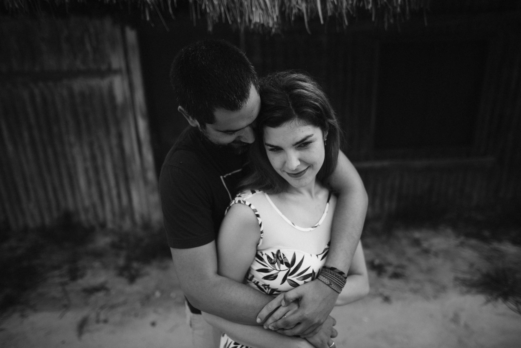 abrazo de pareja en Holbox nomada workshop
