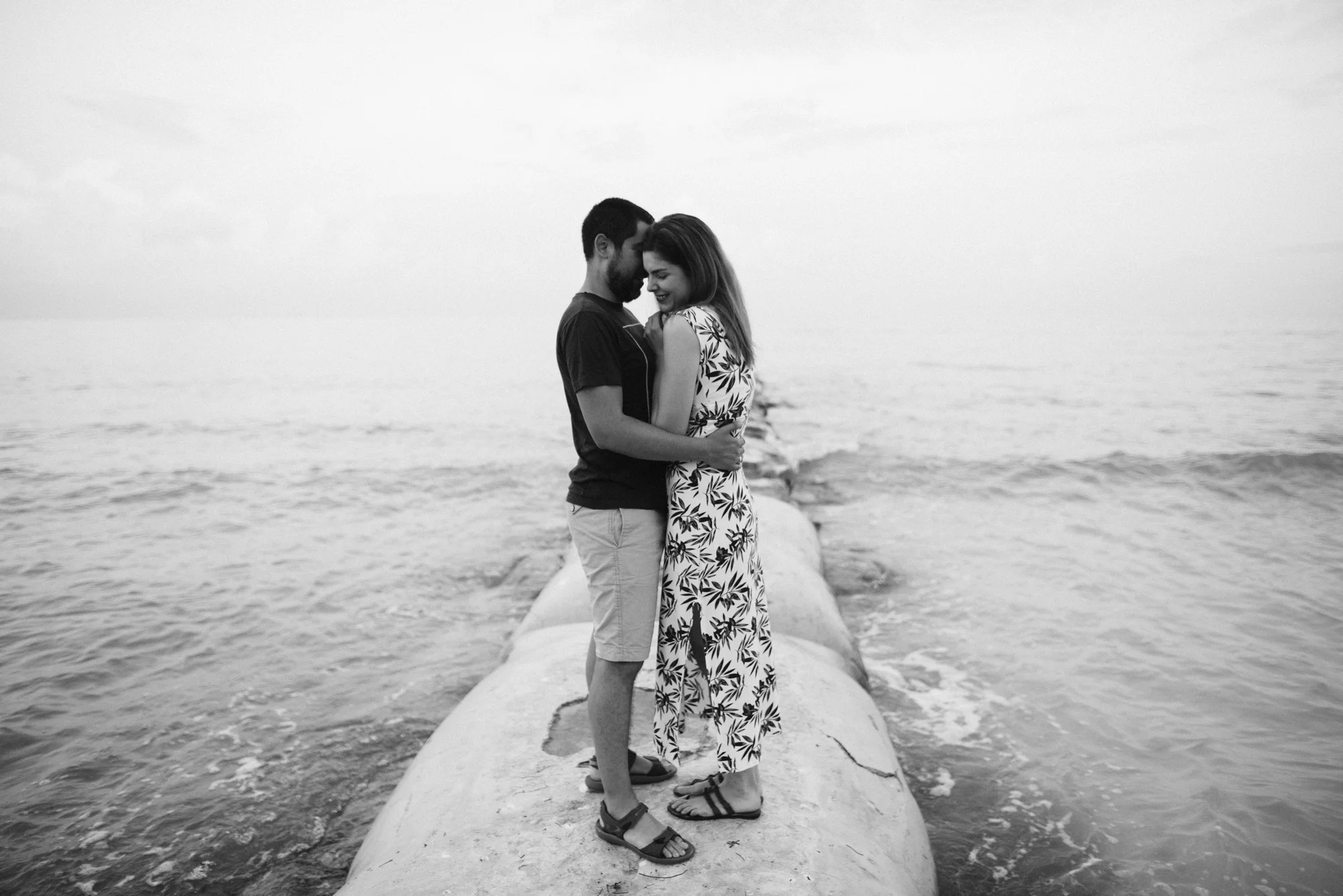 pareja abrazada en la playa en holbox