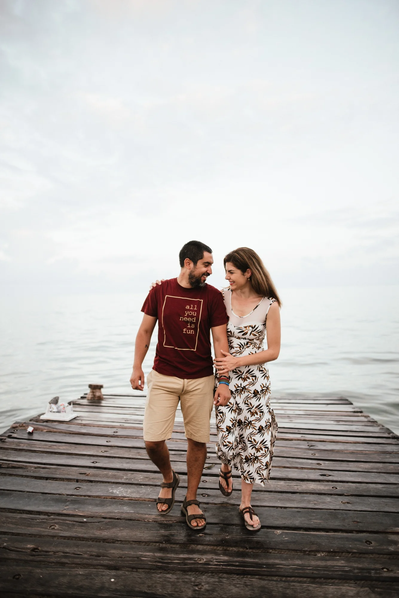 pareja caminando por el muelle de holbox