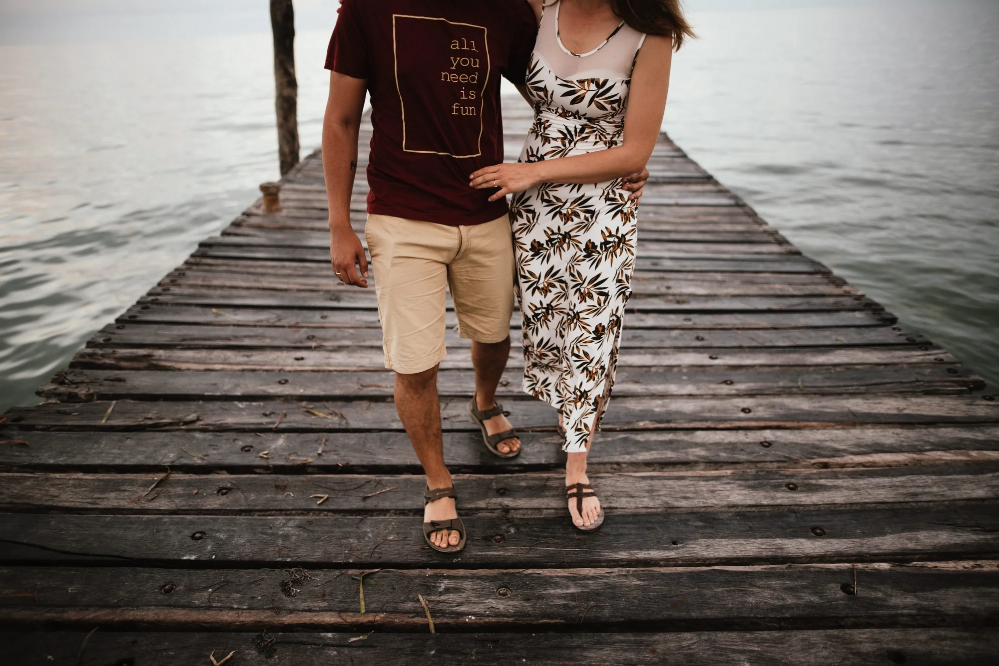 pareja caminando por el muelle de holbox