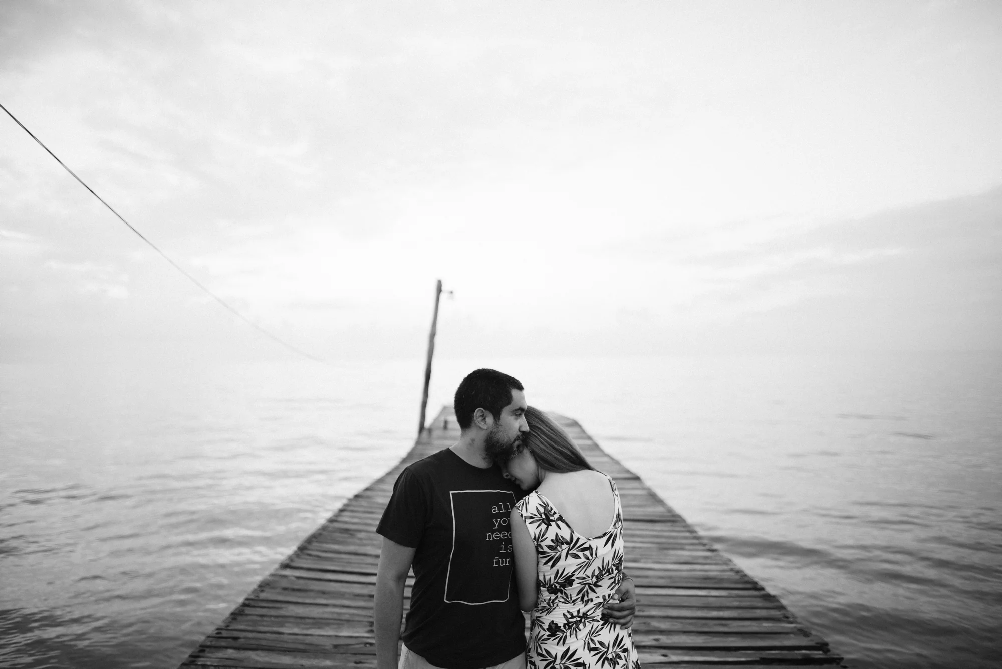 pareja abrazada en el muelle de holbox
