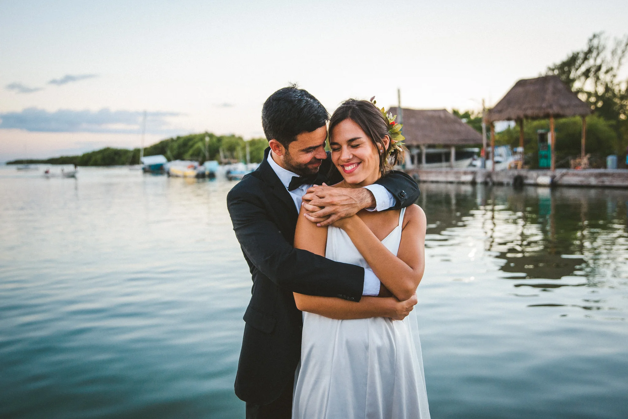 abrazo de novios en el muelle de holbox
