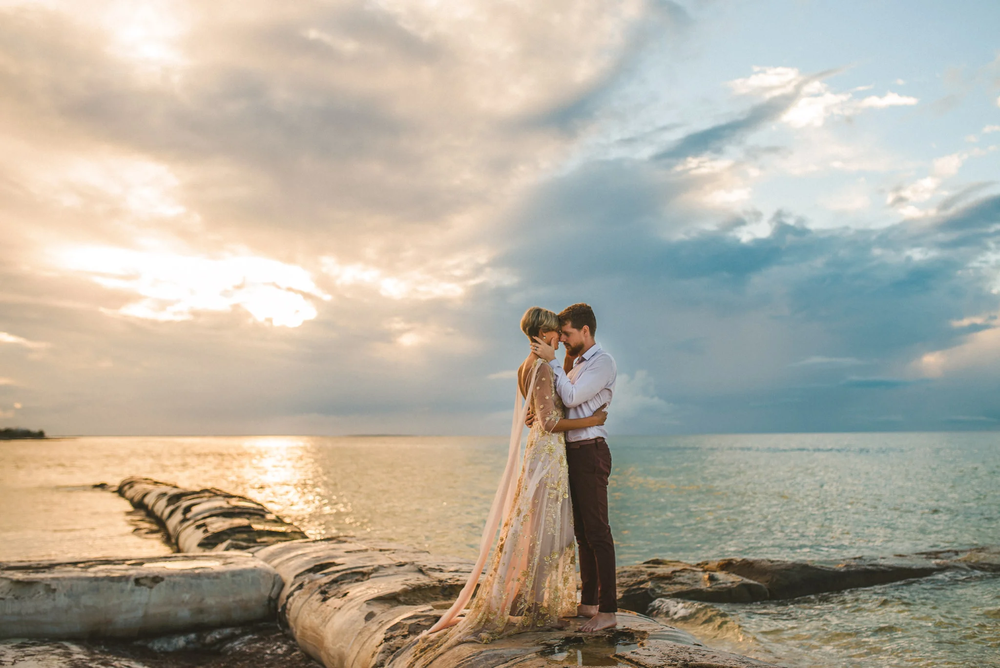 pareja de novios en la playa