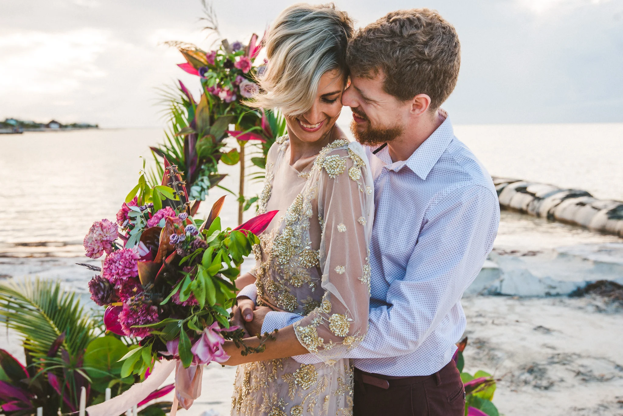 novios recien casados en la playa