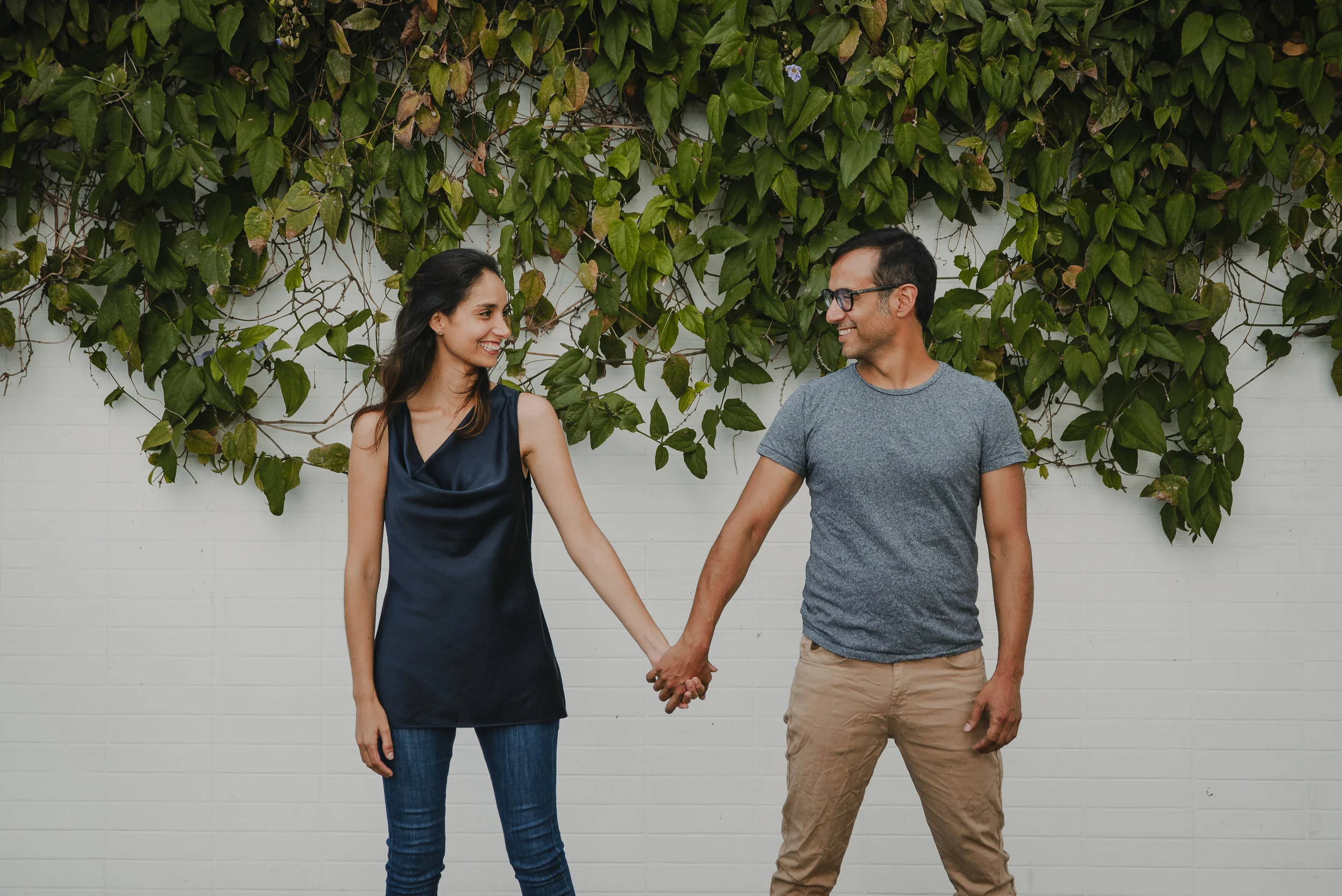 pareja tomada de la mano preboda trizyjuan logroño