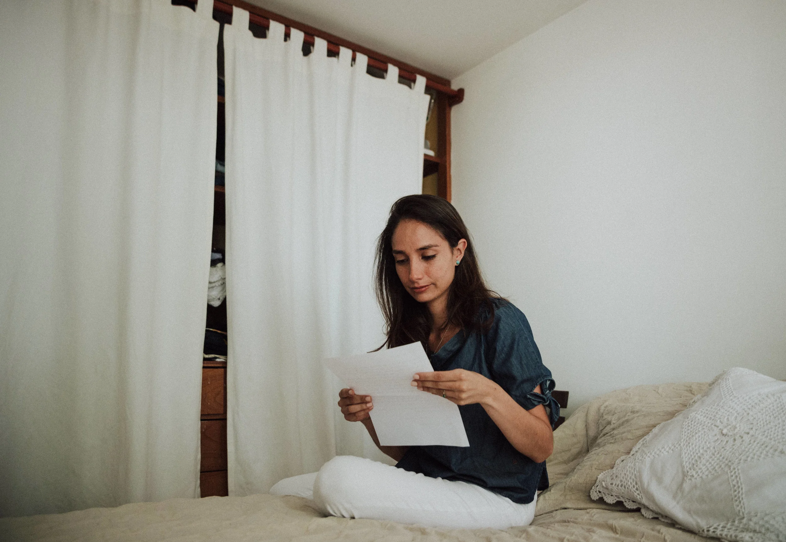 chica leyendo carta de amor