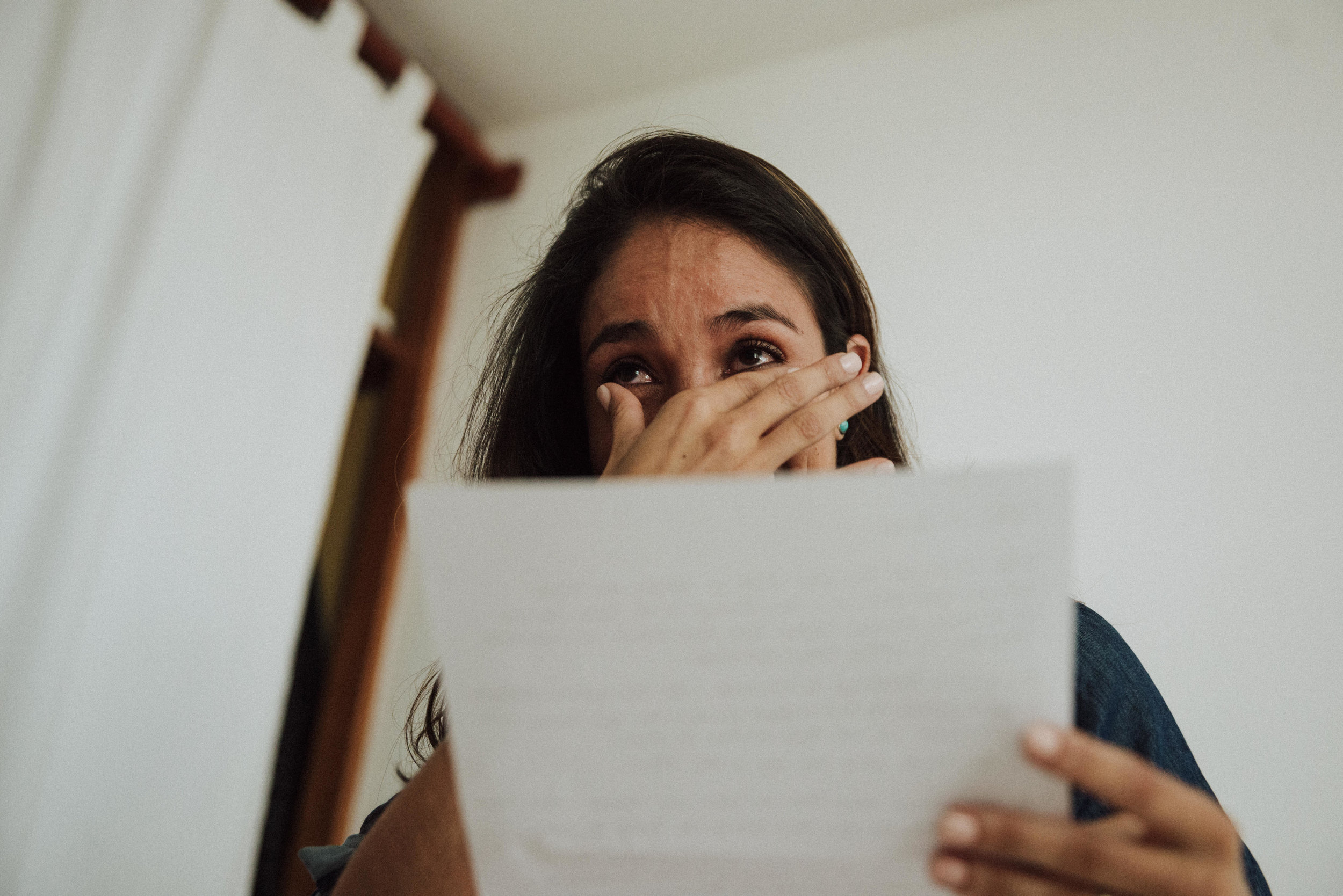 chica leyendo carta de amor