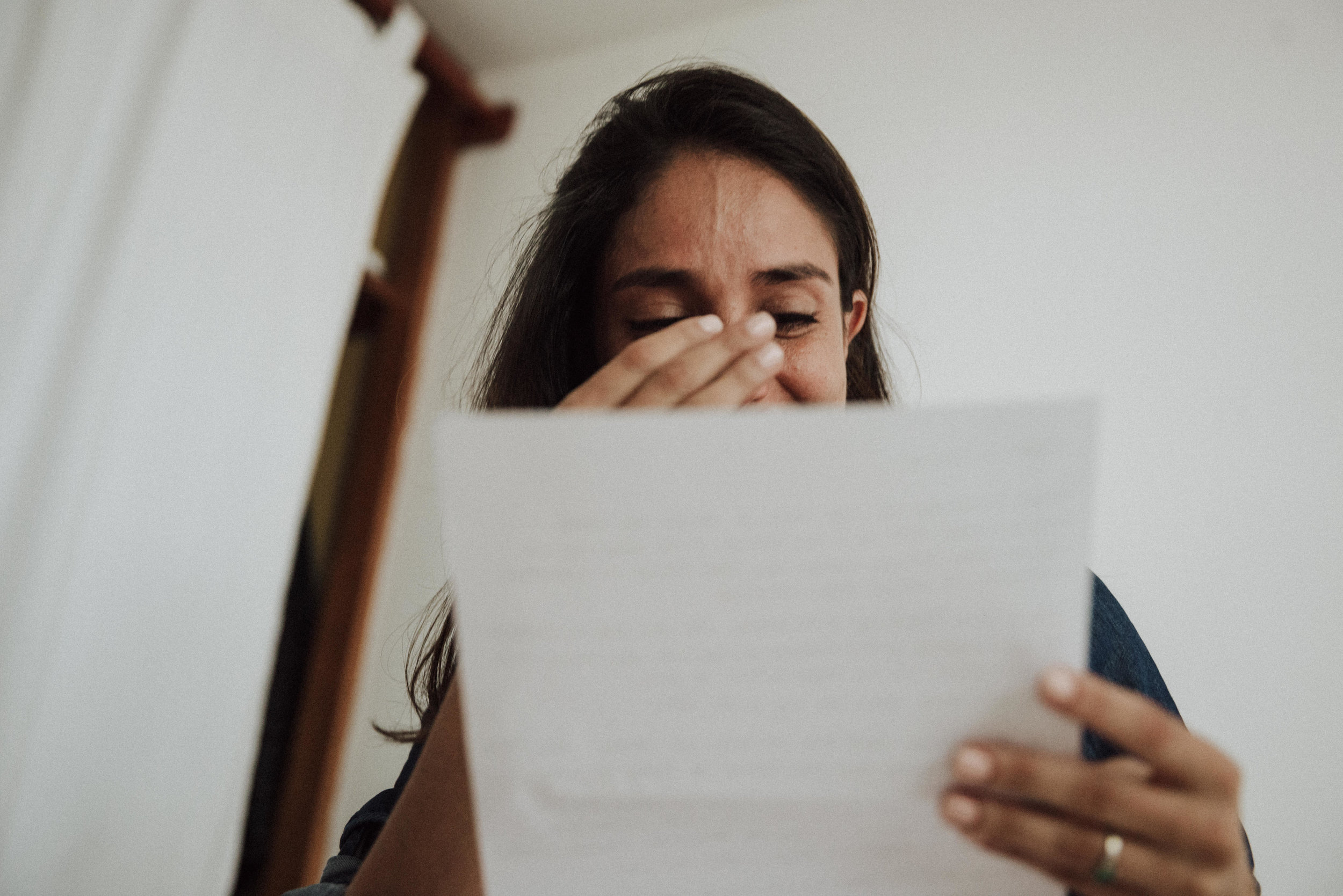 chica leyendo carta de amor