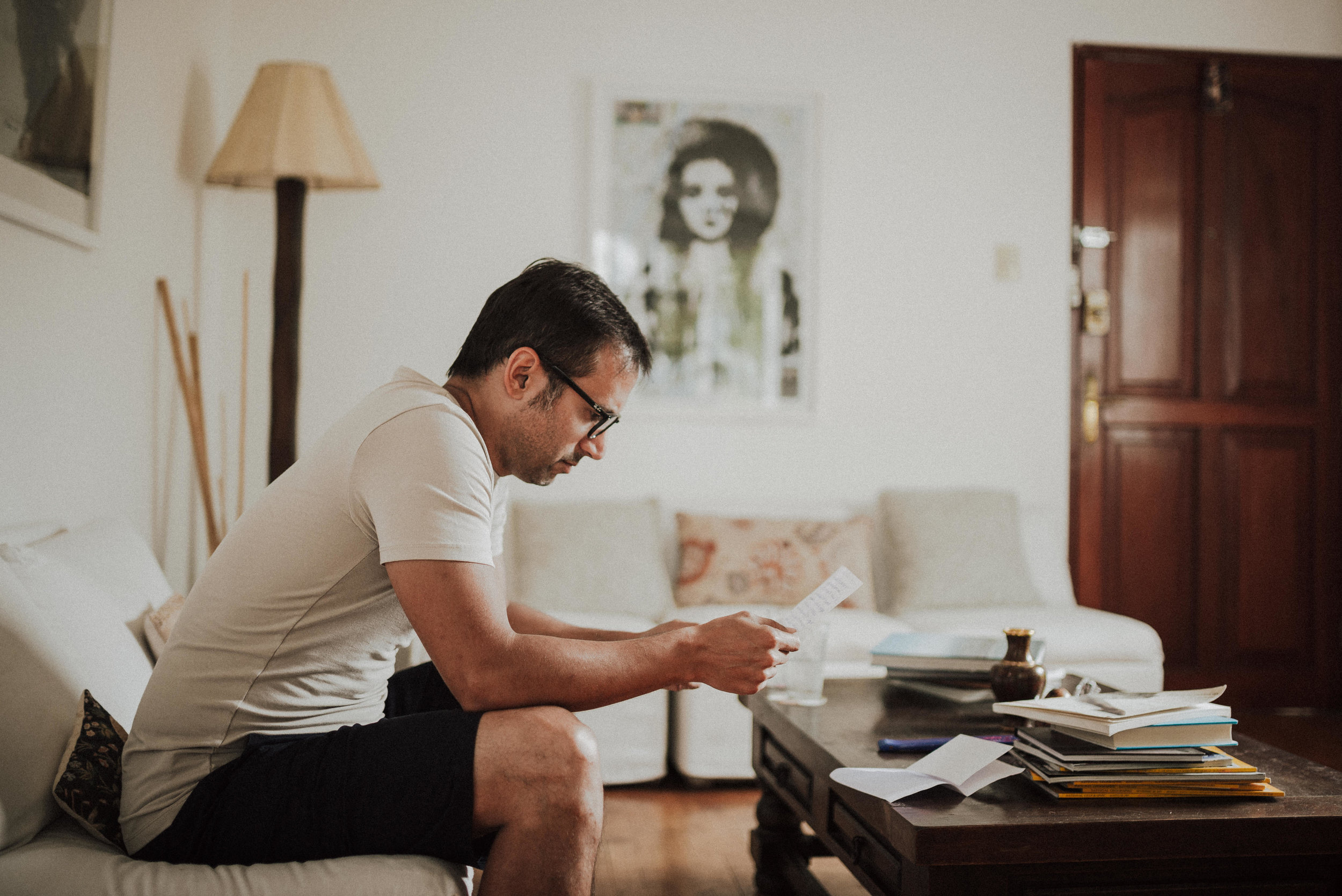 chico leyendo carta de amor