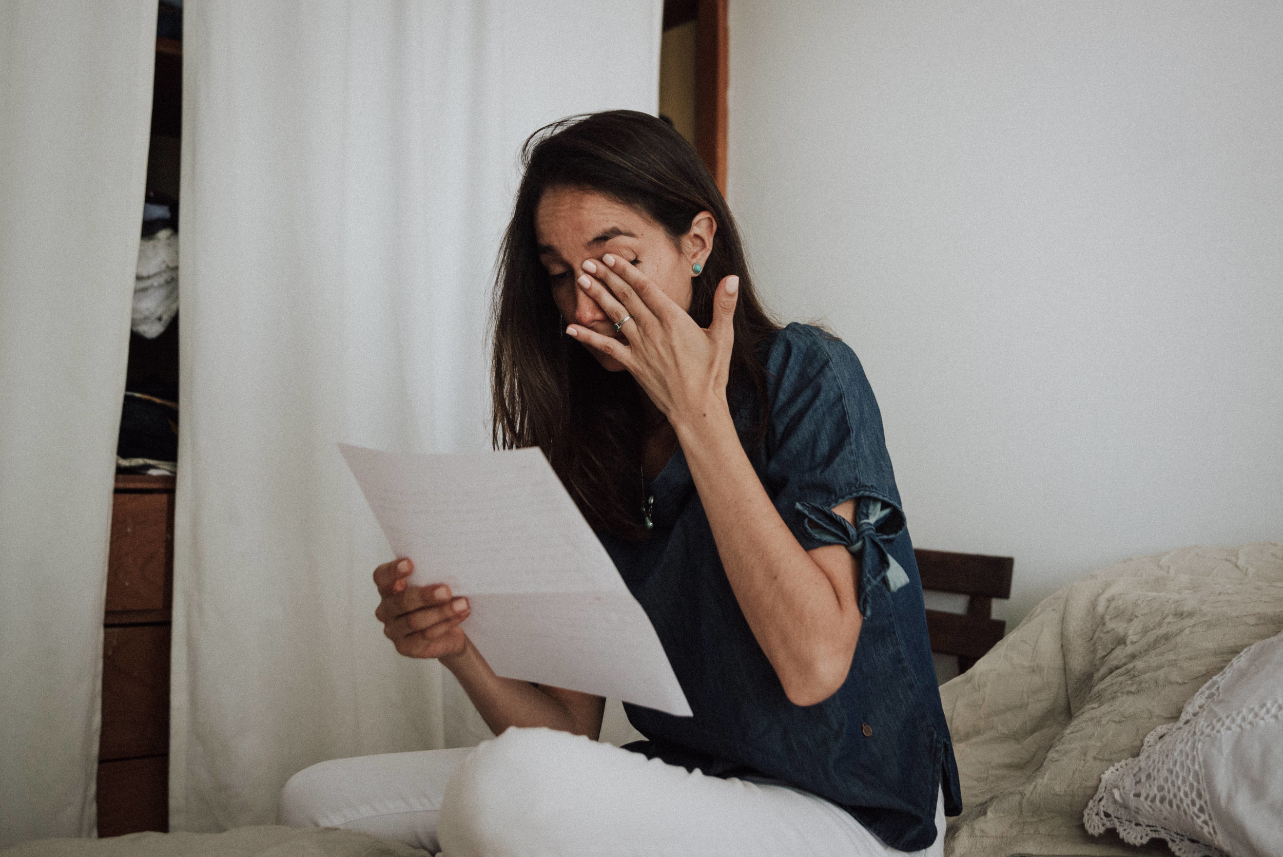 chica leyendo carta de amor