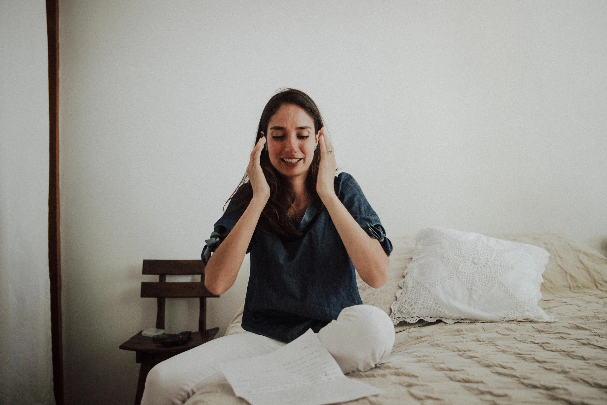chica leyendo carta de amor