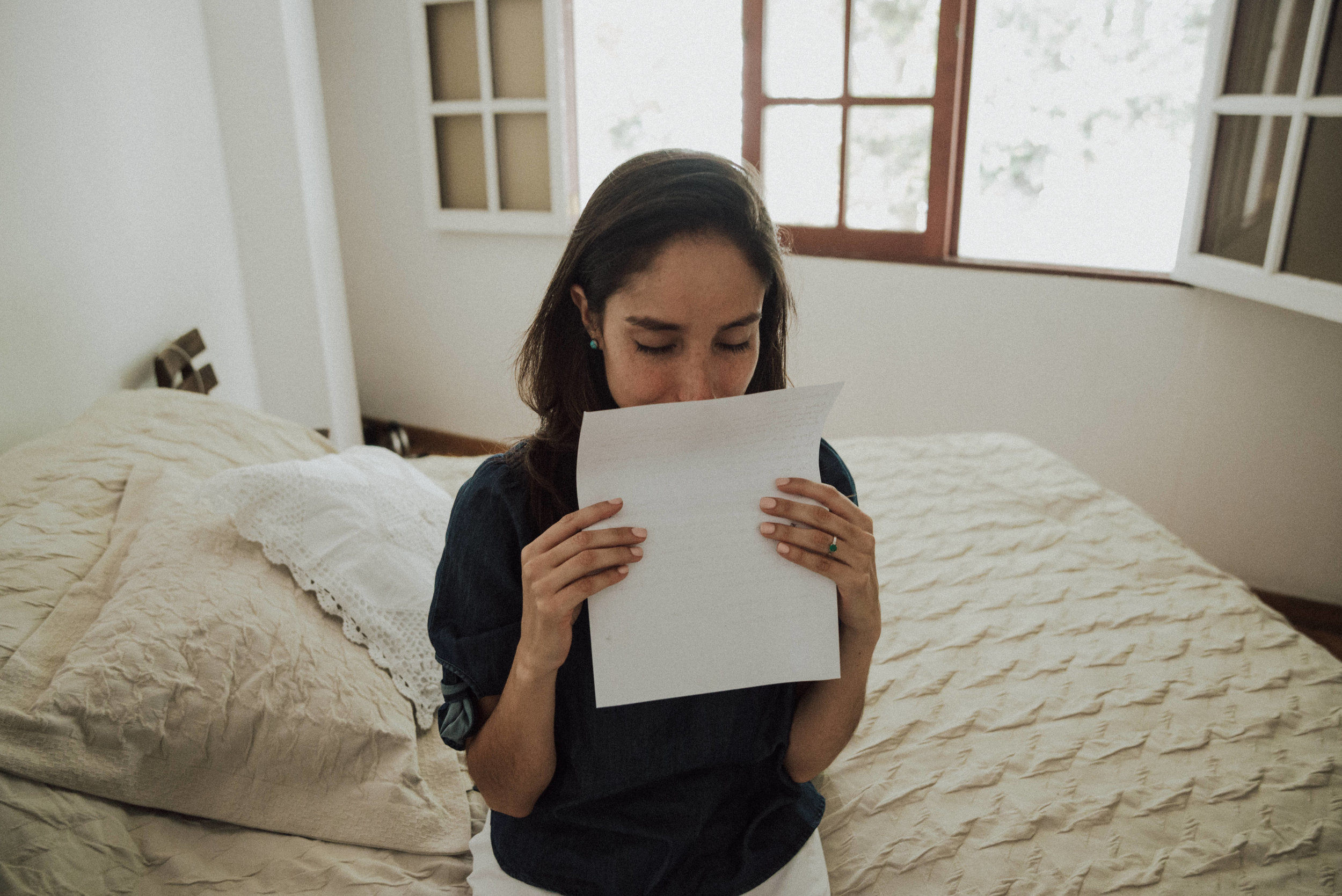 chica leyendo carta de amor