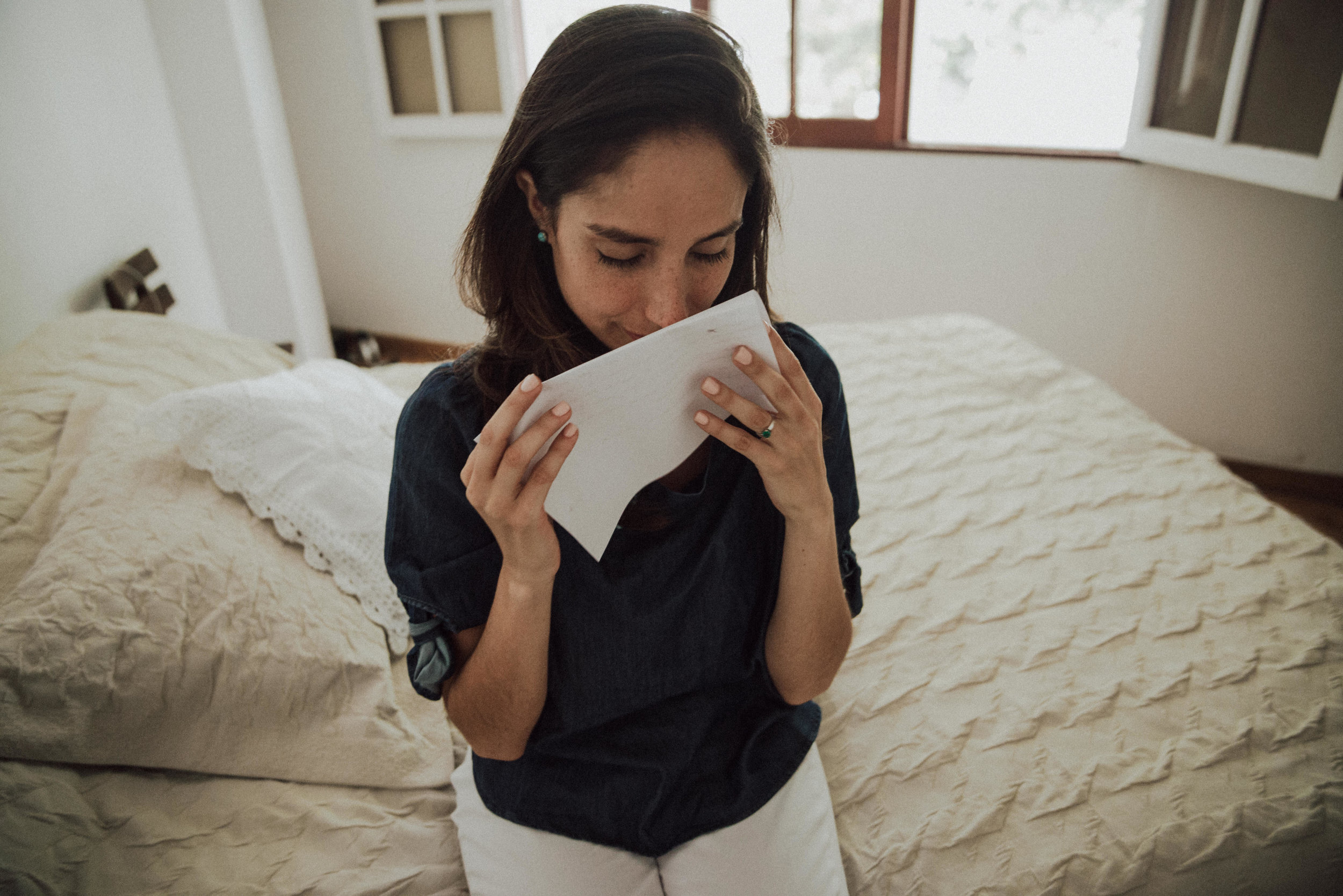 chica leyendo carta de amor