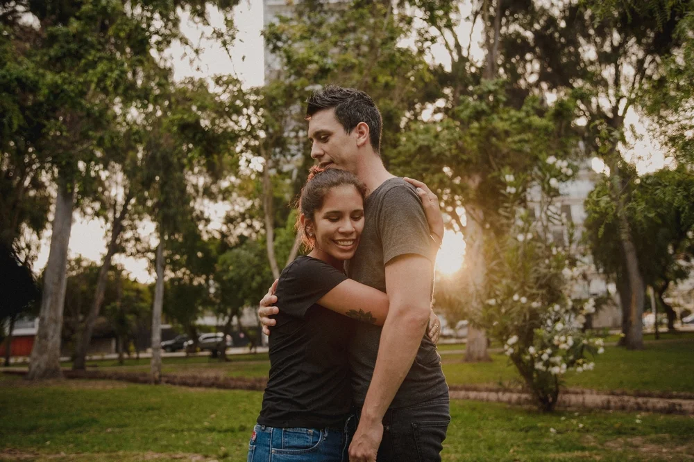 retrato la bomba bodas trizyjuan pareja abrazo