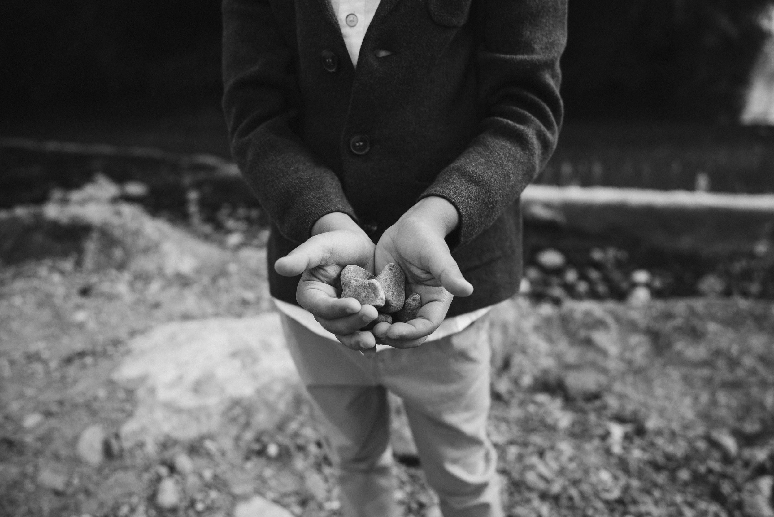 retrato niño jugando con piedras comunión Logroño