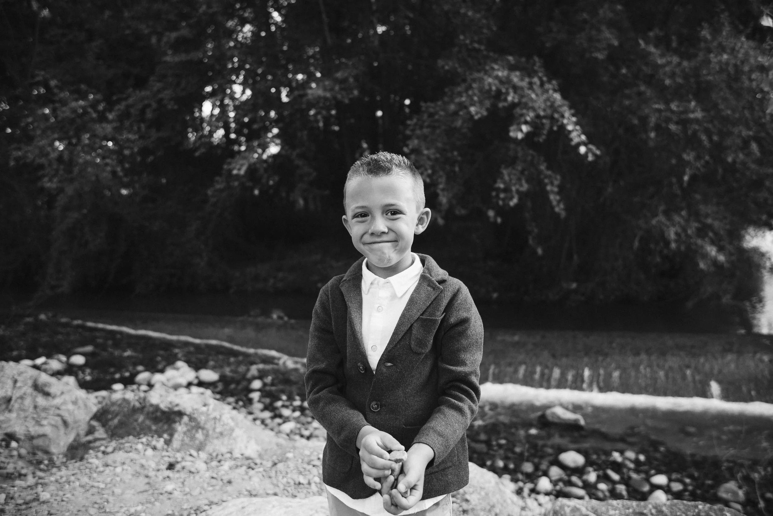retrato niño jugando con piedras comunión Logroño