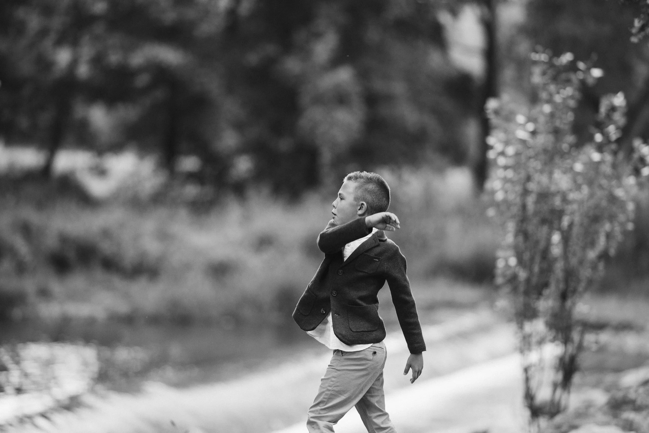 retrato niño jugando con piedras comunión Logroño iregua