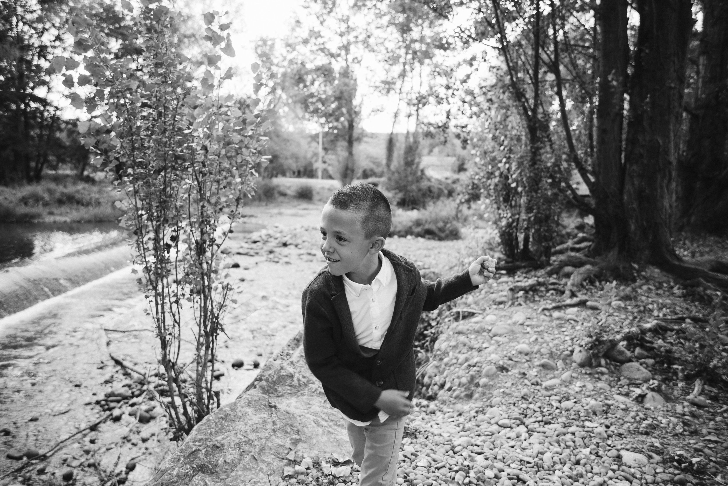 retrato niño jugando con piedras comunión Logroño