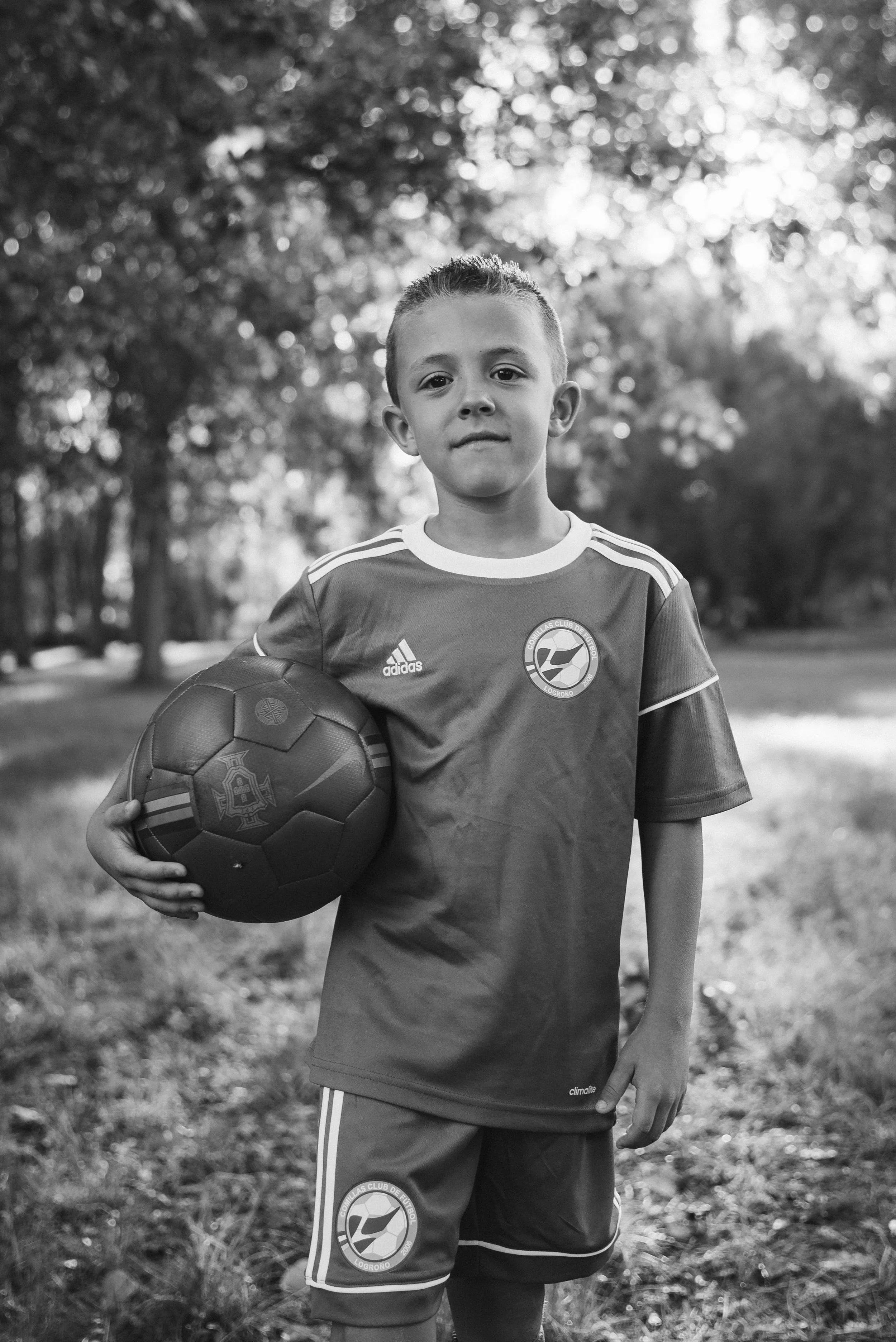 niño con balón en parque iregua logroño