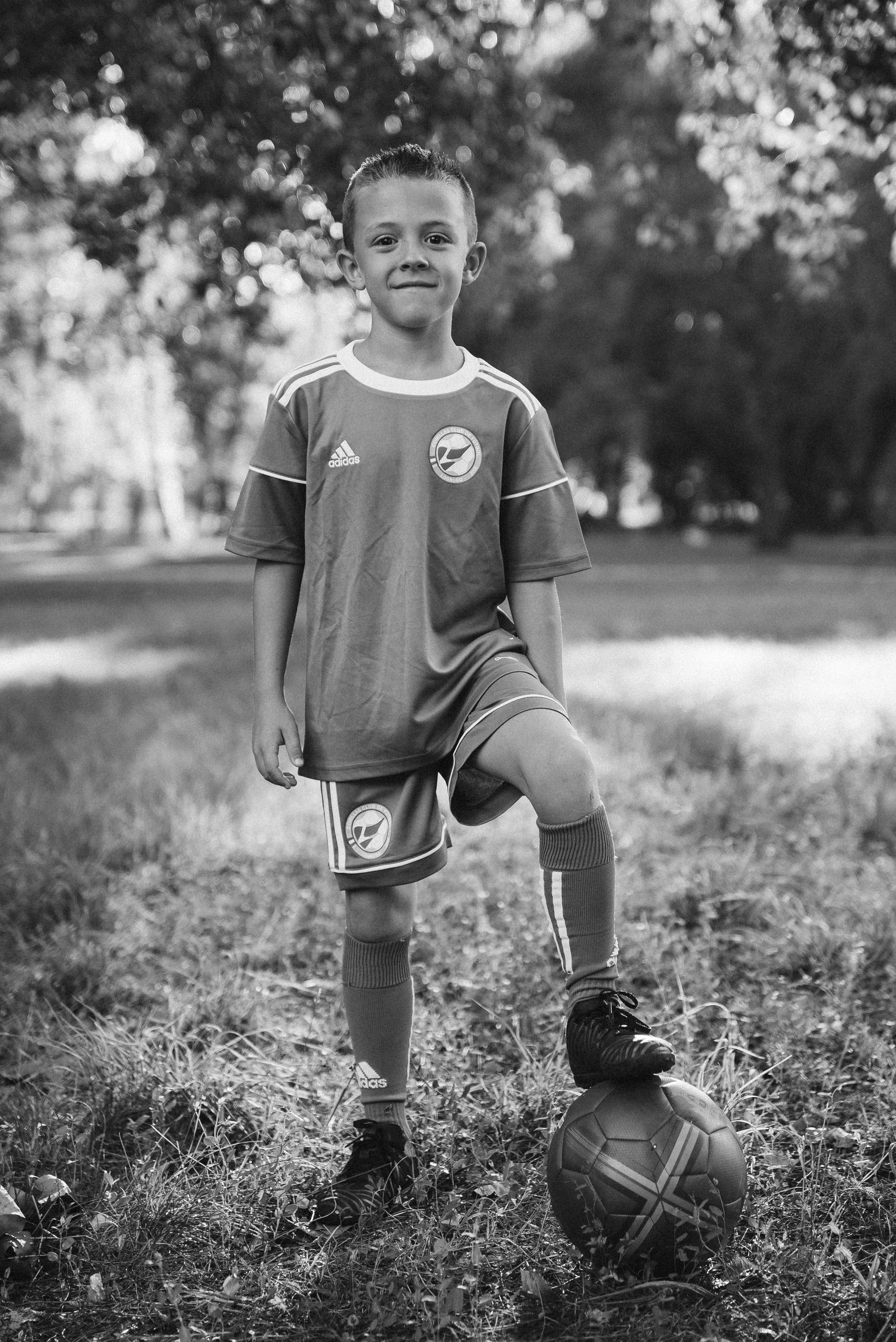 niño con balón en parque iregua logroño