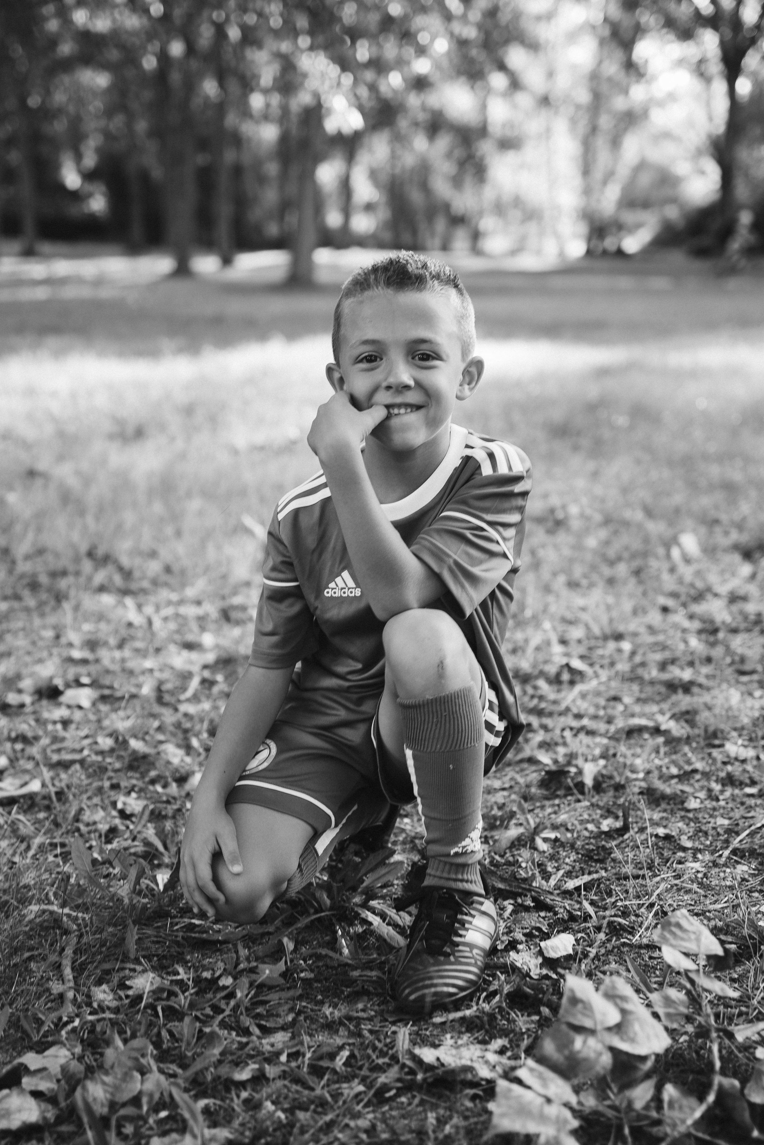 niño con balón en parque iregua logroño