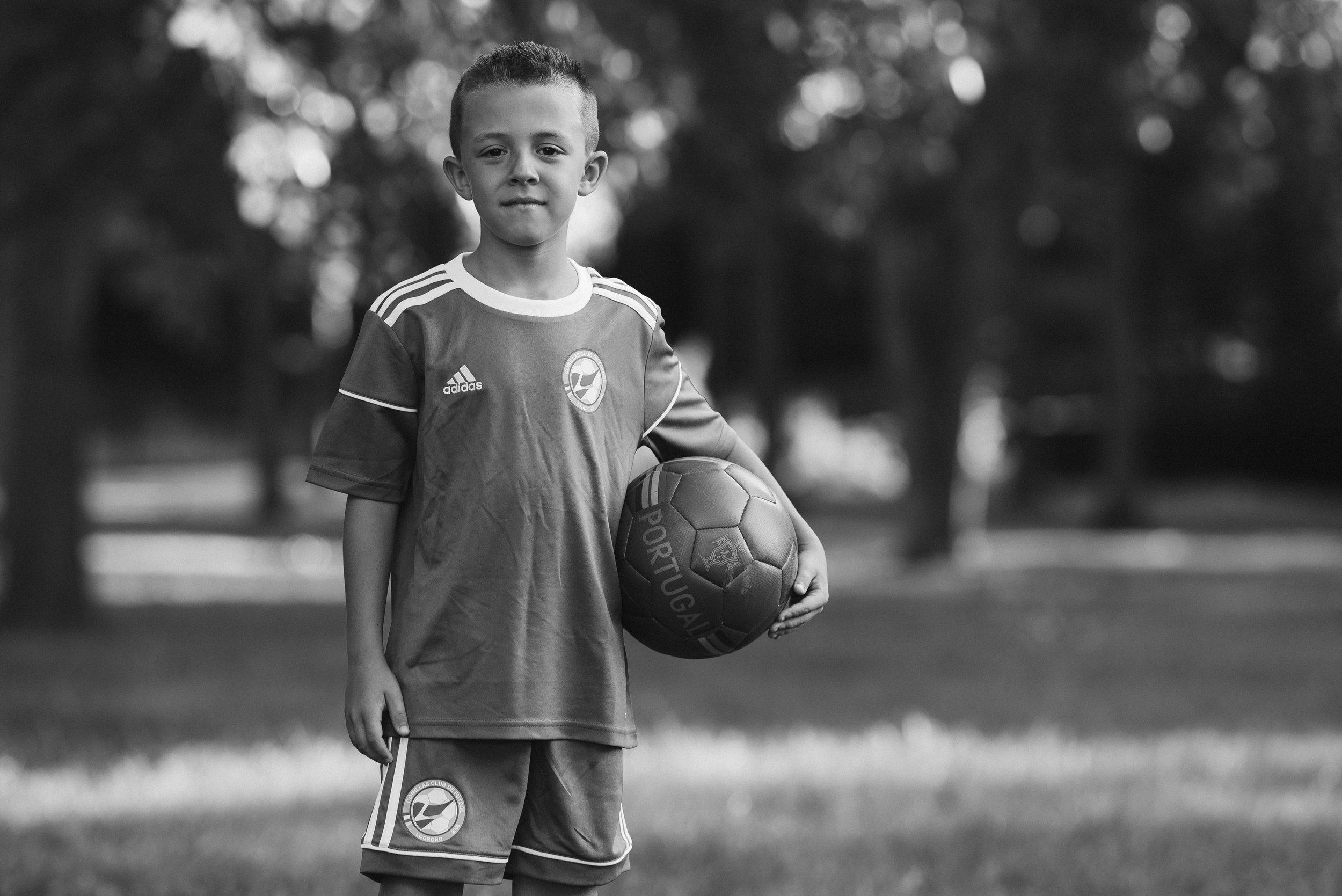 niño con balón en parque iregua logroño