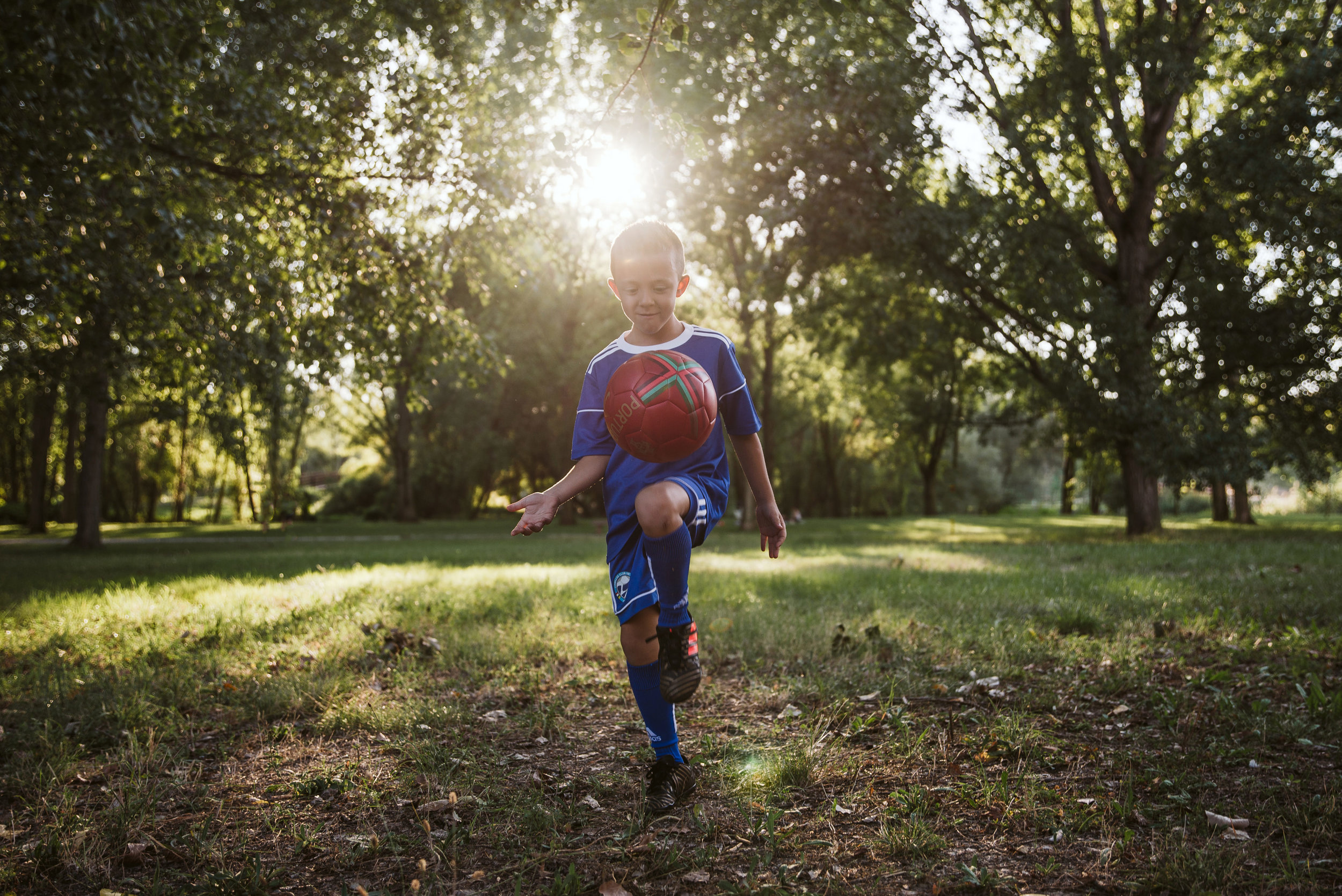 niño con balón en parque iregua logroño