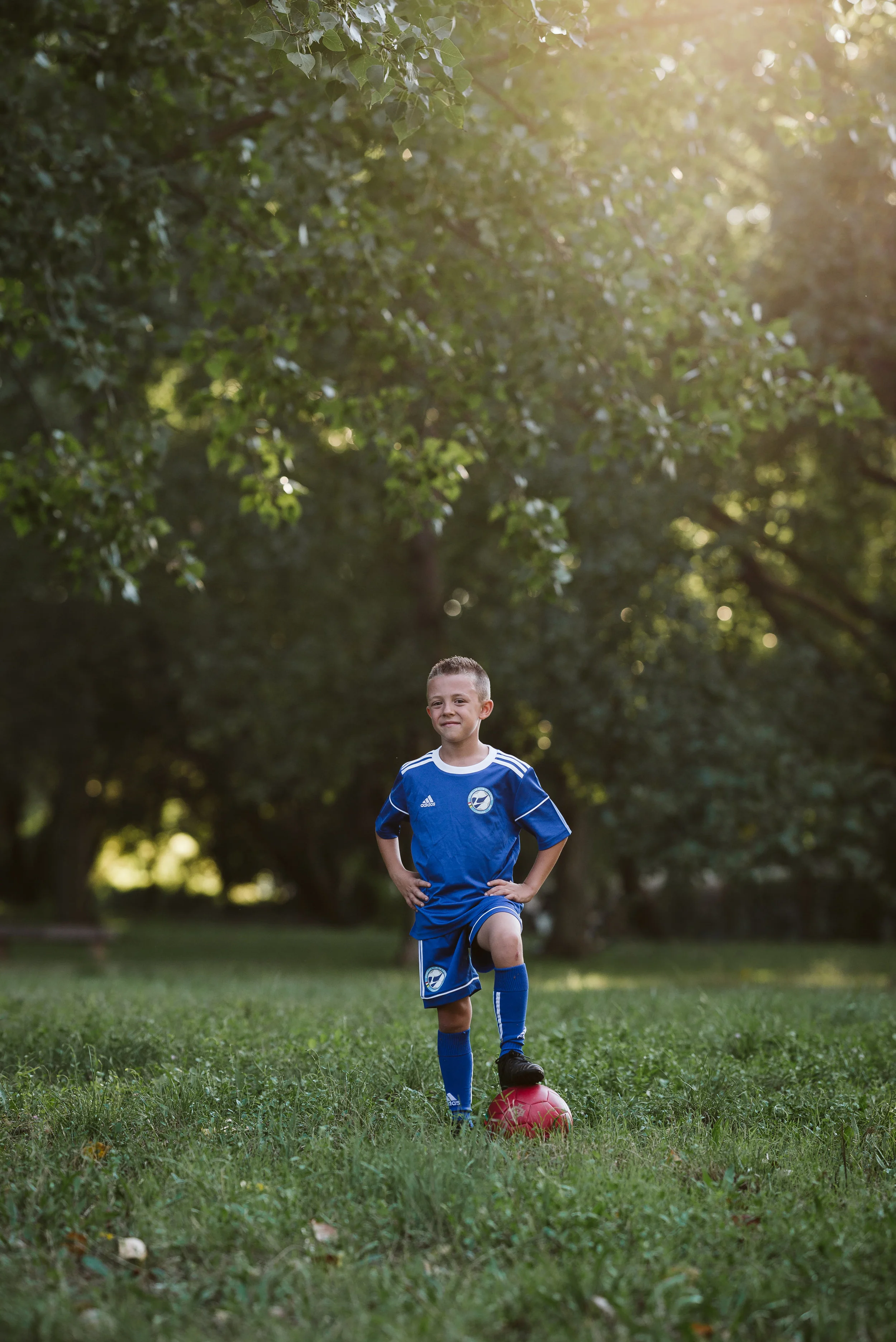 niño con balón en parque iregua logroño