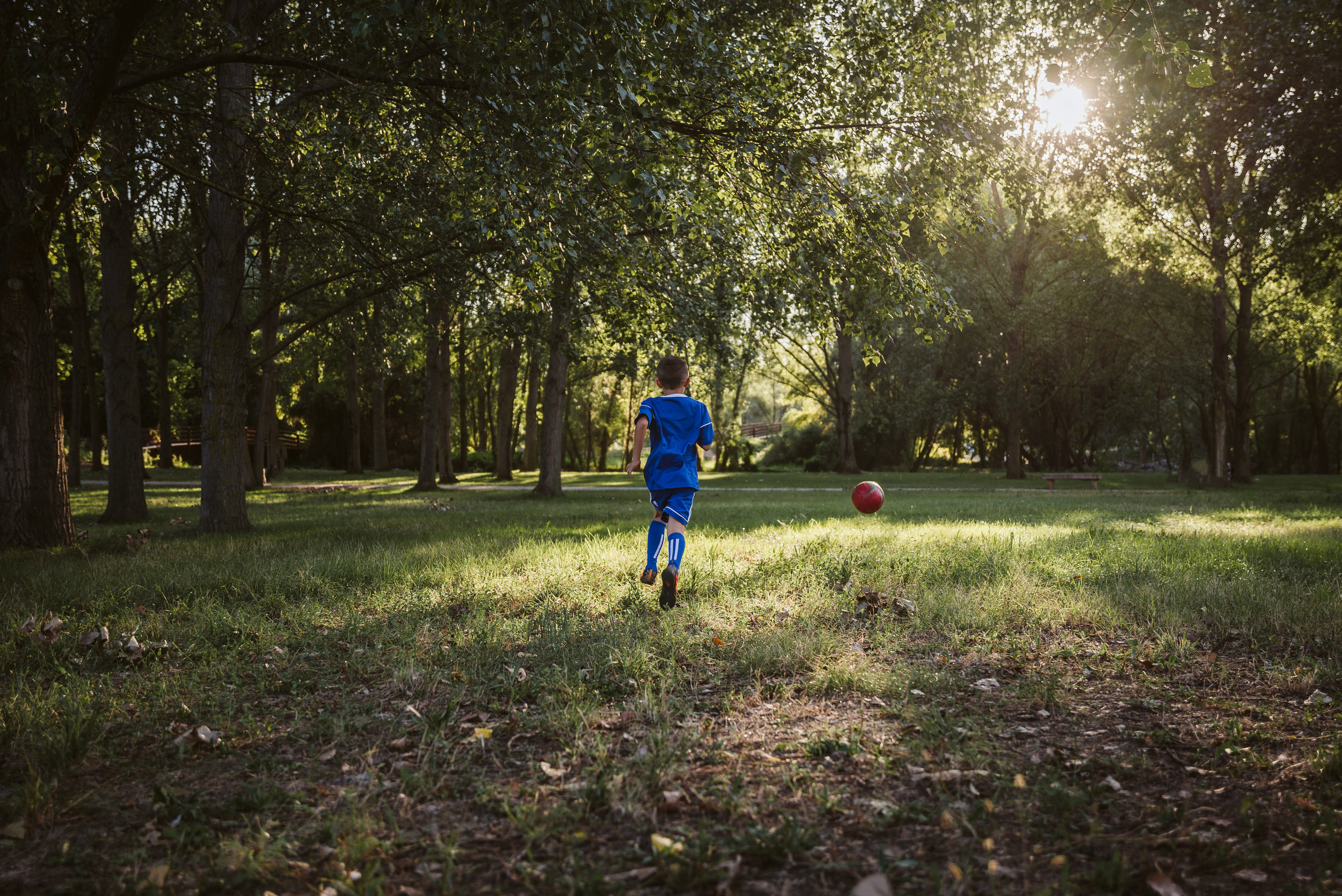 niño con balón en parque iregua logroño