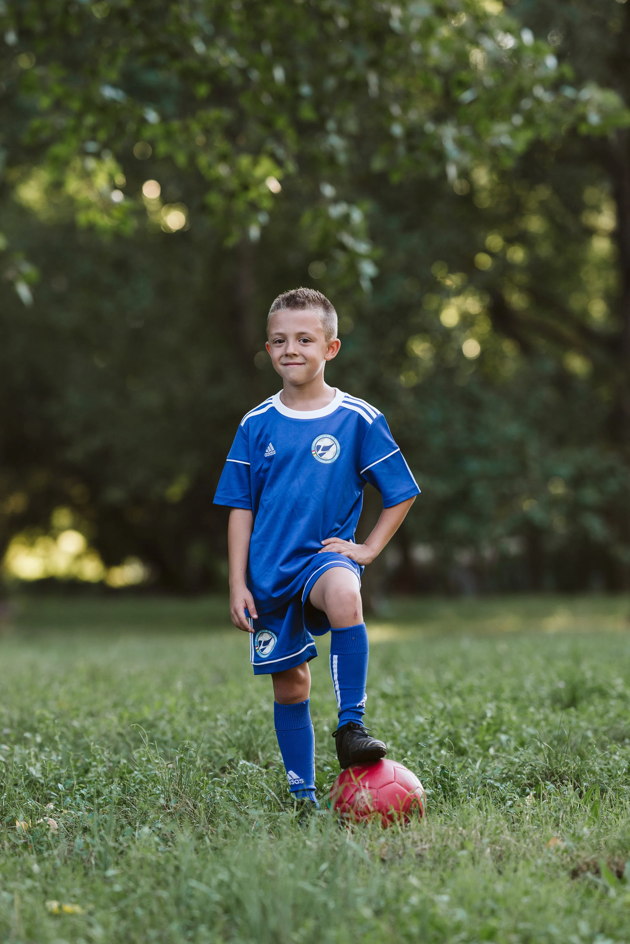 niño con balón en parque iregua logroño