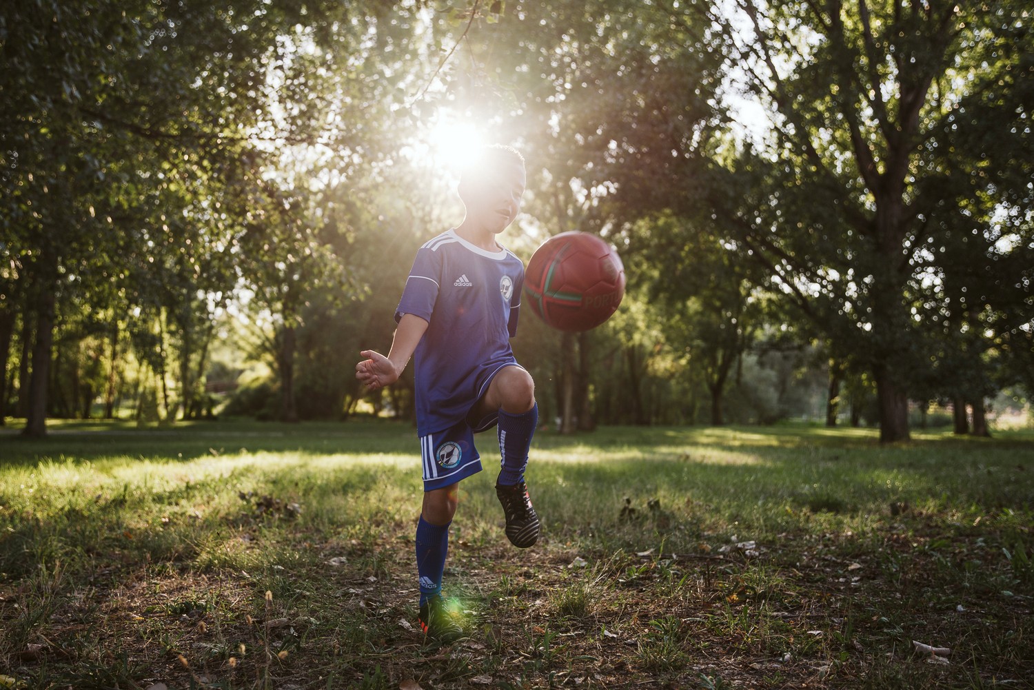 niño con balón en parque iregua logroño