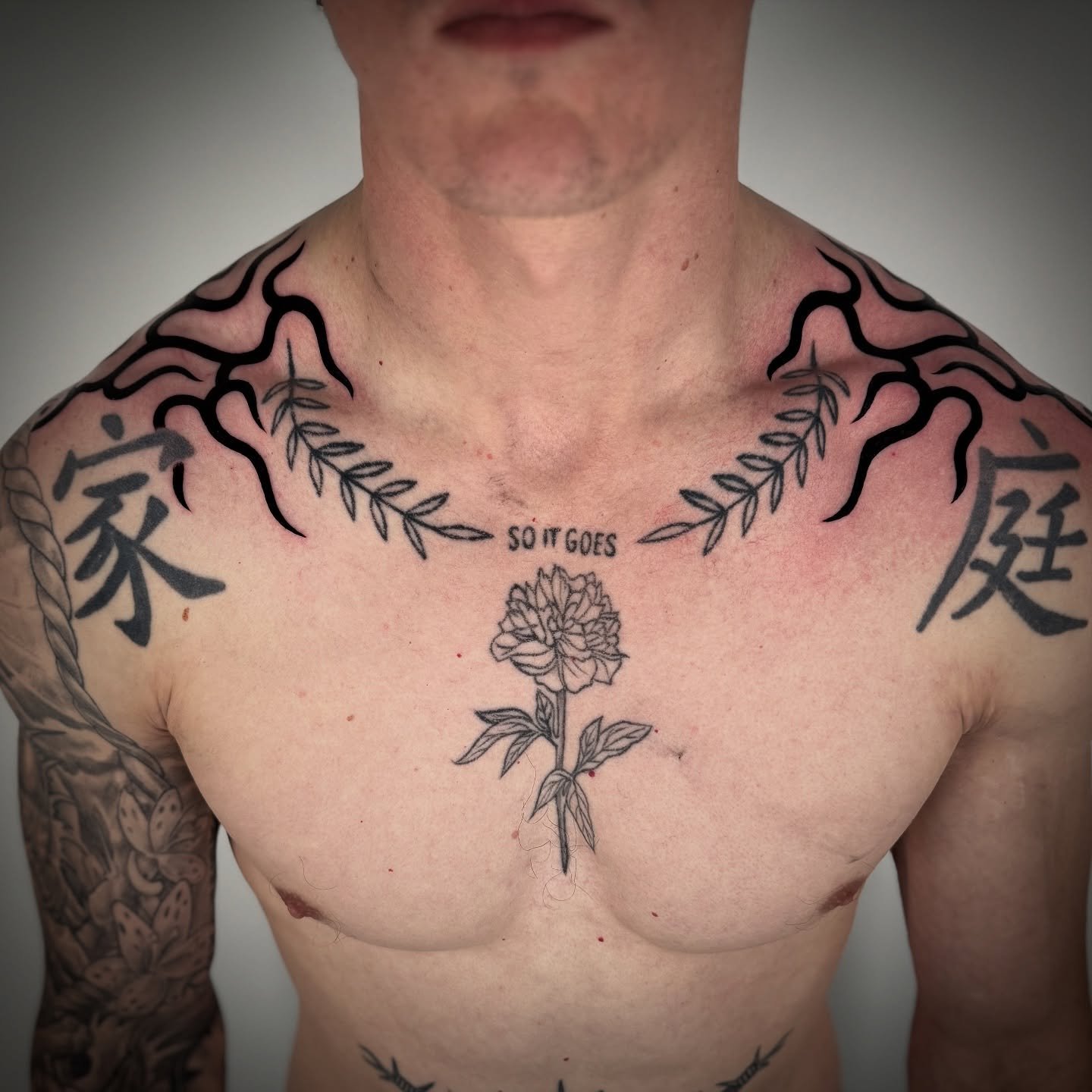 More ornamental flames!!! 

Thanks to Ryan for sitting tough and letting me fill in the gaps on your traps 🔥 

Swipe to see some different angles and a video with a quote from on of my favorite authors (tattoo not by me). Do you know who it is?!?

E