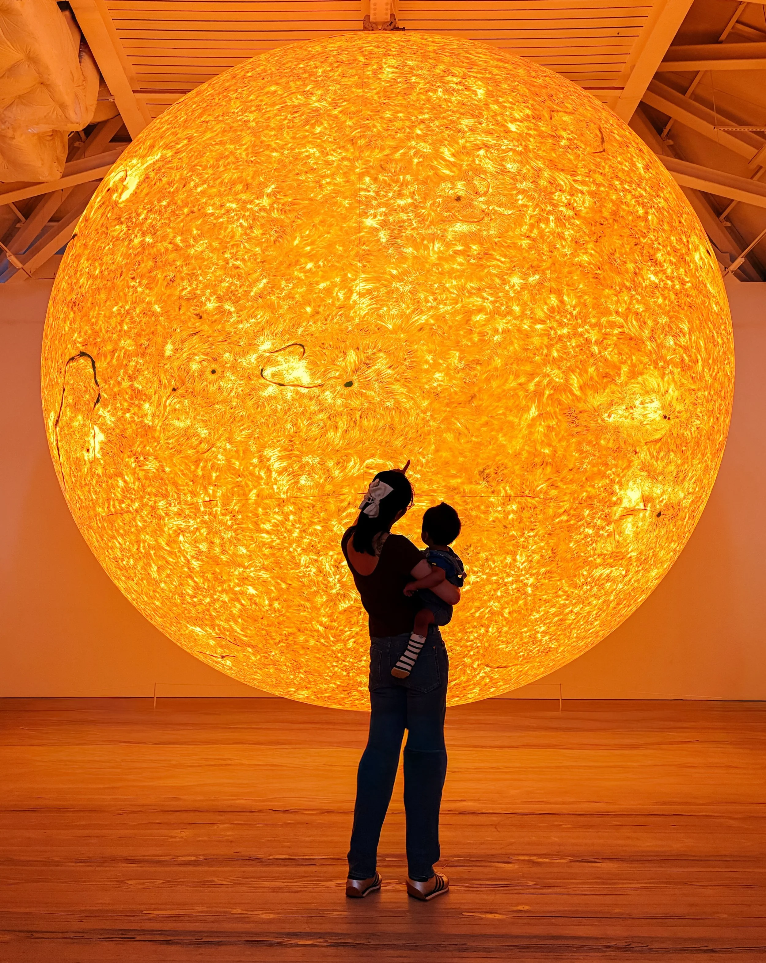 Caught &ldquo;The Sun and The Moon&rdquo; at @saatchi_gallery earlier this month &mdash; a fascinating look at how artists have long been drawn to curiosity and creativity around the sun and moon. 🌞🌝

#artinlondon #chelseaartsfestival #londoncultur