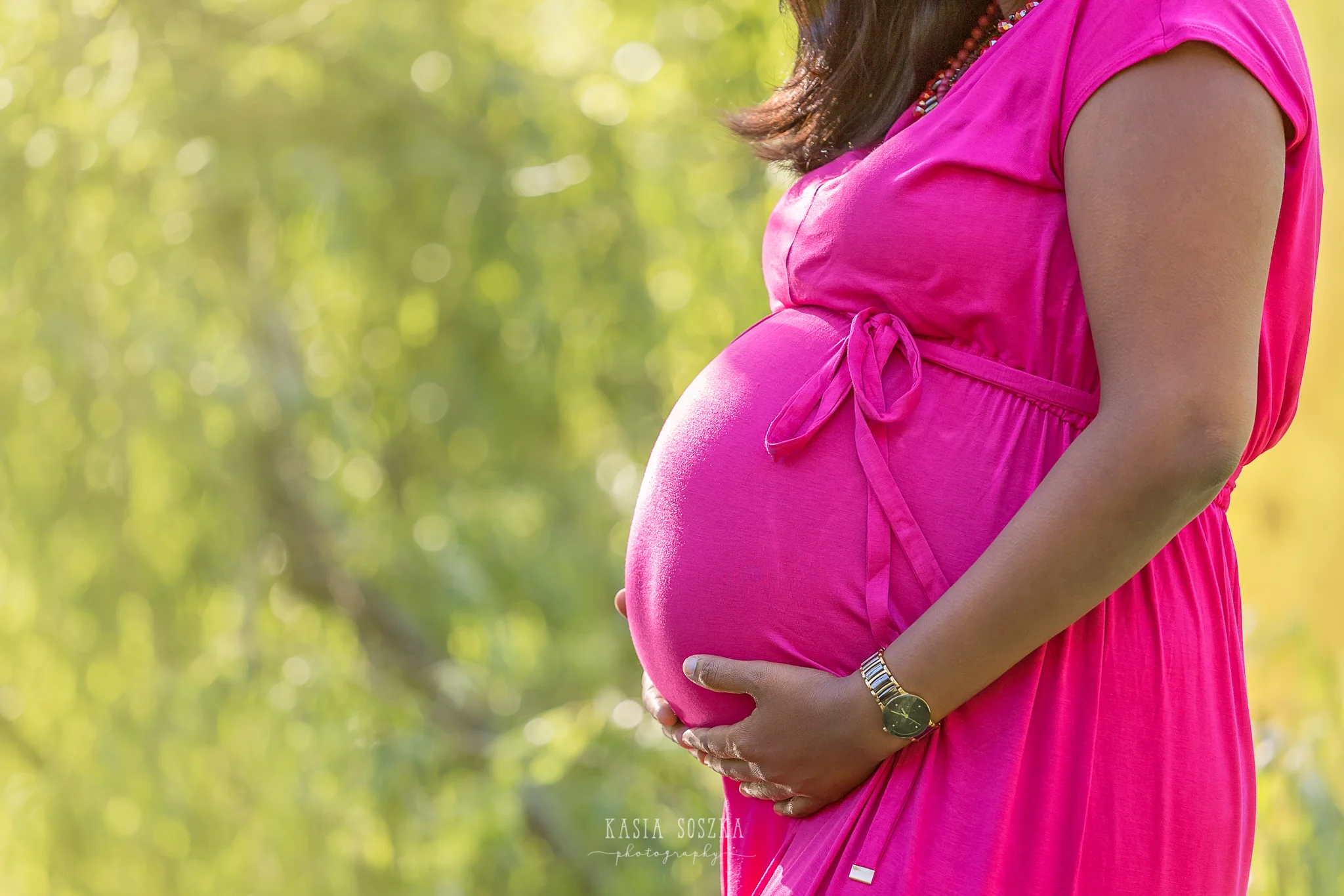 Maternity photography Leeds, maternity outdoor session Leeds, Yorkshire: mum-to-be resting in a garden