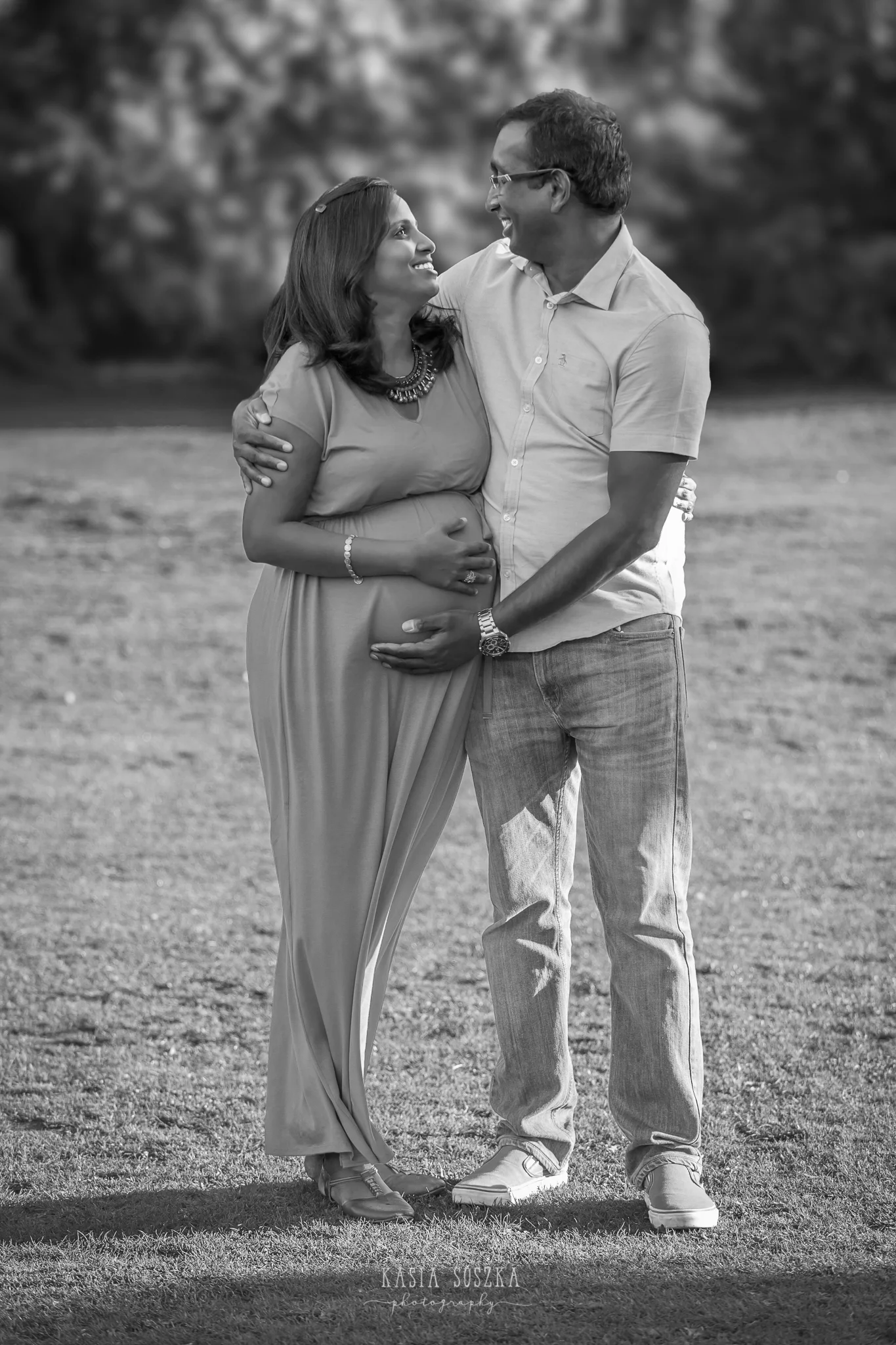 Family photography Leeds, maternity photography Leeds, Yorkshire: young couple expecting a a baby walking in a park