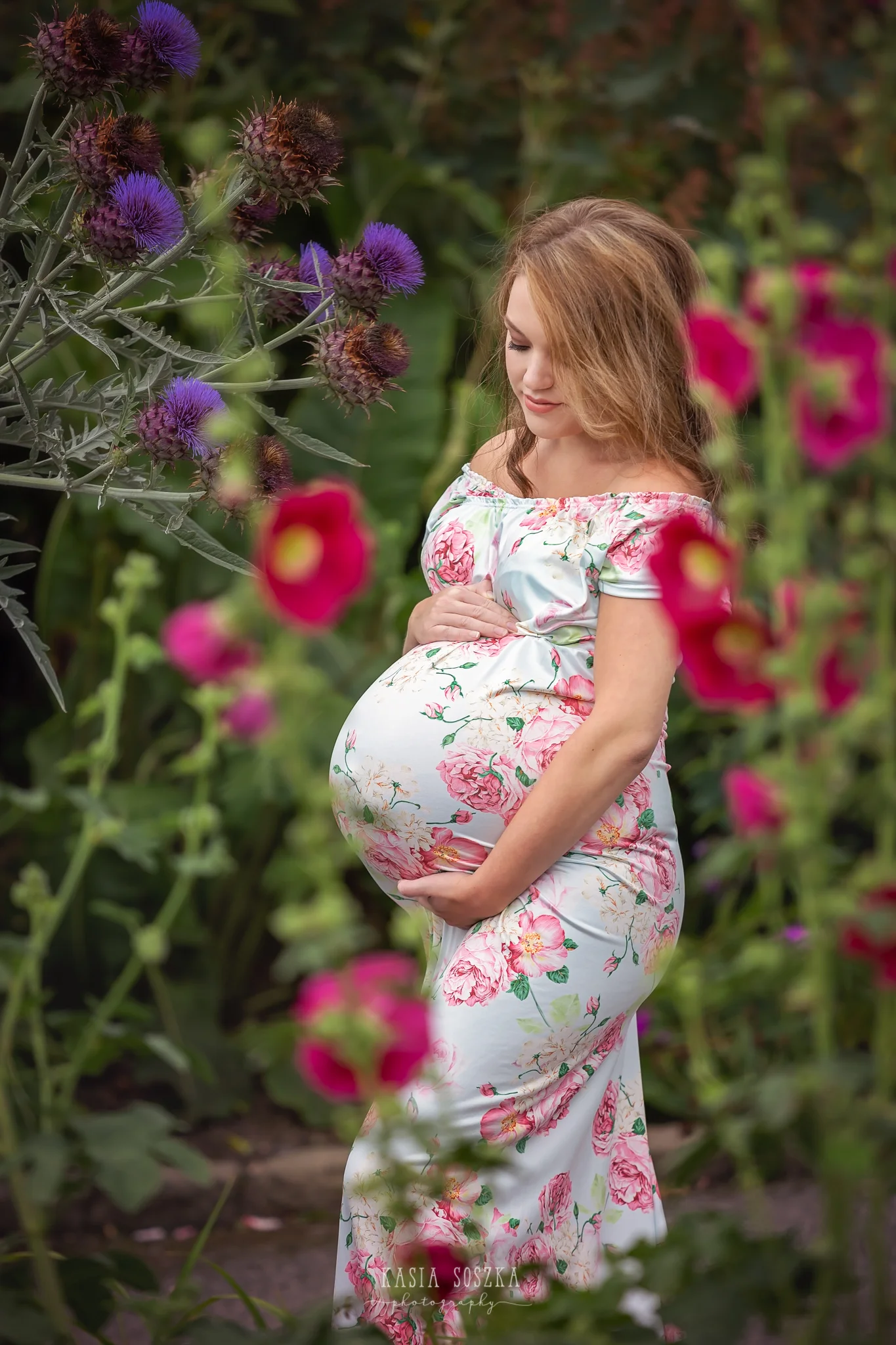 Maternity photography Leeds, Bradford, York, Harrogate: beautiful pregnant woman in a summer garden