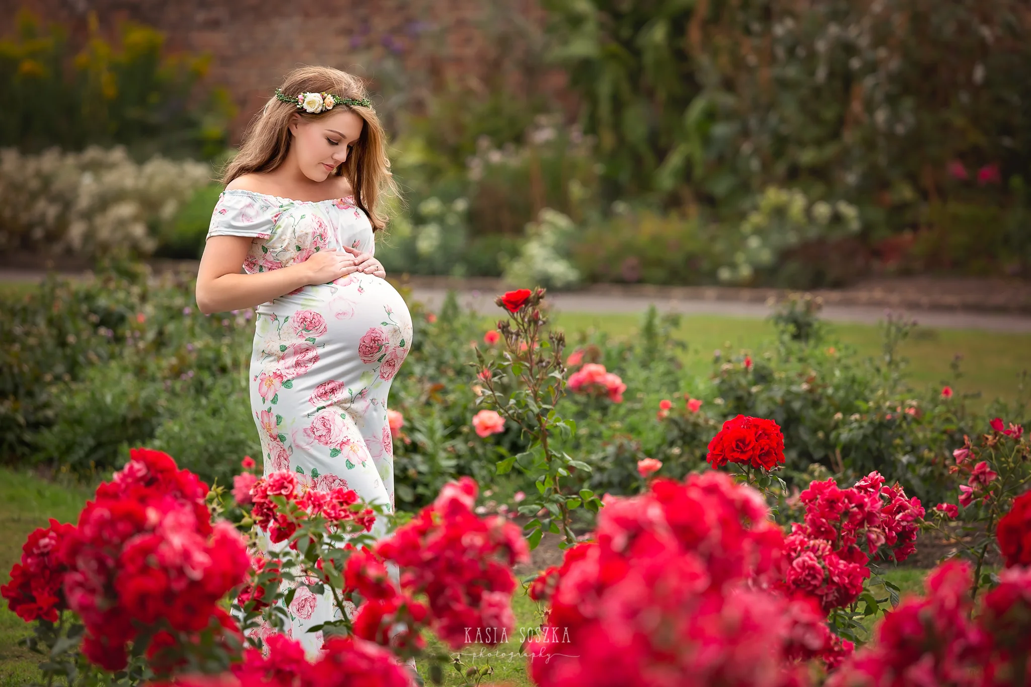 Maternity photography Leeds, Bradford, York, Harrogate: summer pregnancy session in a rose garden in Leeds, Yorkshire
