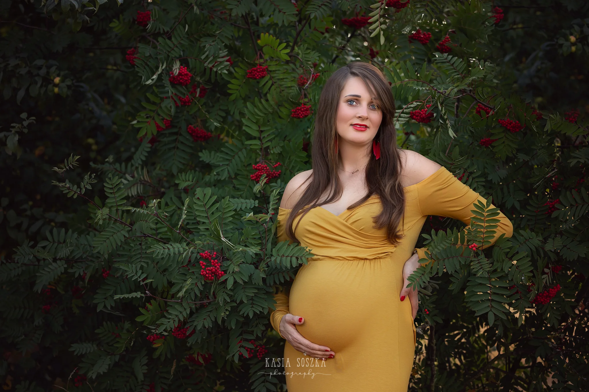 Autumn maternity photography Leeds, York, Harrogate, Bradford: beautiful mum-to-be in mustard yellow dress at her early autumn maternity session in Leeds, Yorkshire