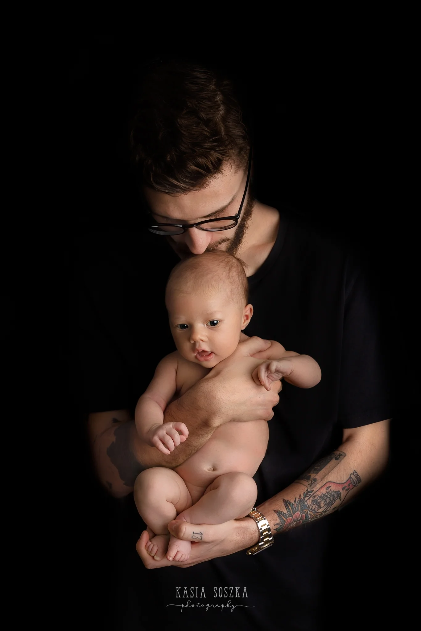 Newborn photography Leeds-York-Bradford-Harrogate: safe in daddy’s arms