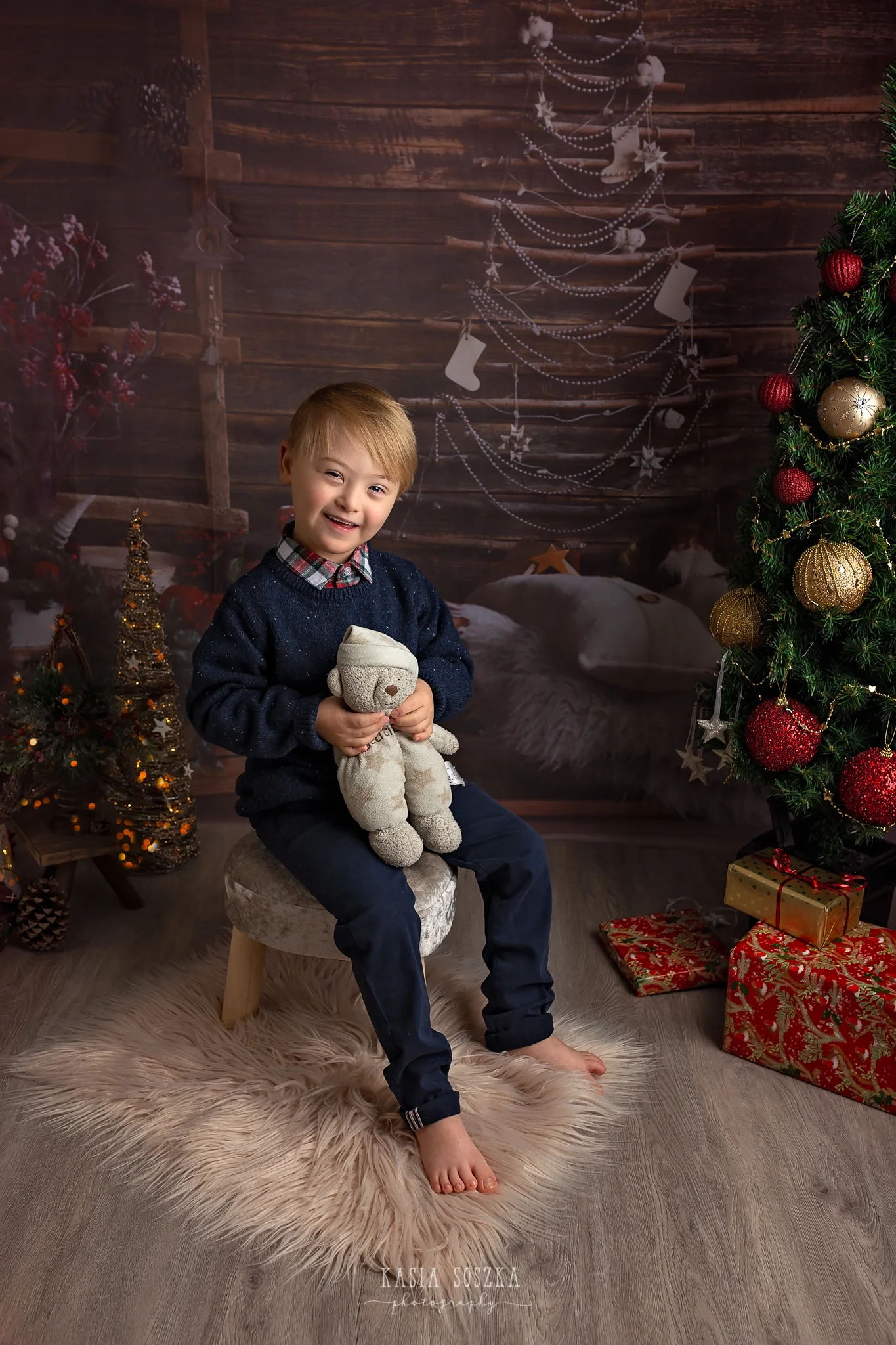 Child photographer Leeds, York, Bradford, Harrogate. Christmas Mini Sessions 2018 Leeds: cute little boy posing for a Christmas photo