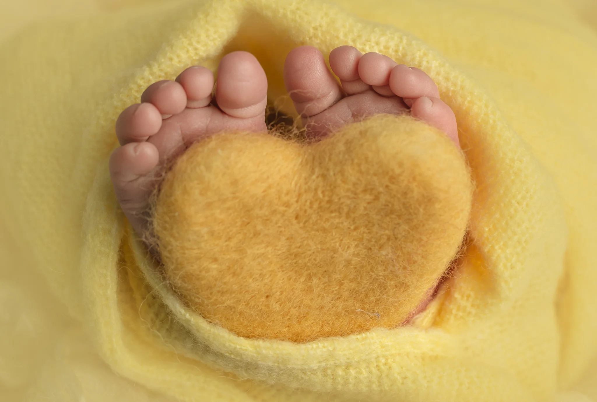 Newborn photography Leeds-York-Harrogate-Wakefield-Bradford: newborn toes around felted heart