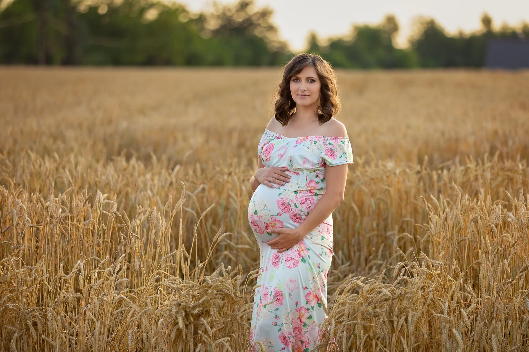 Professional maternity photographer Leeds, York, Bradford, Wakefield, Harrogate: beautiful young pregnant woman posing for a maternity portrait in a wheat field