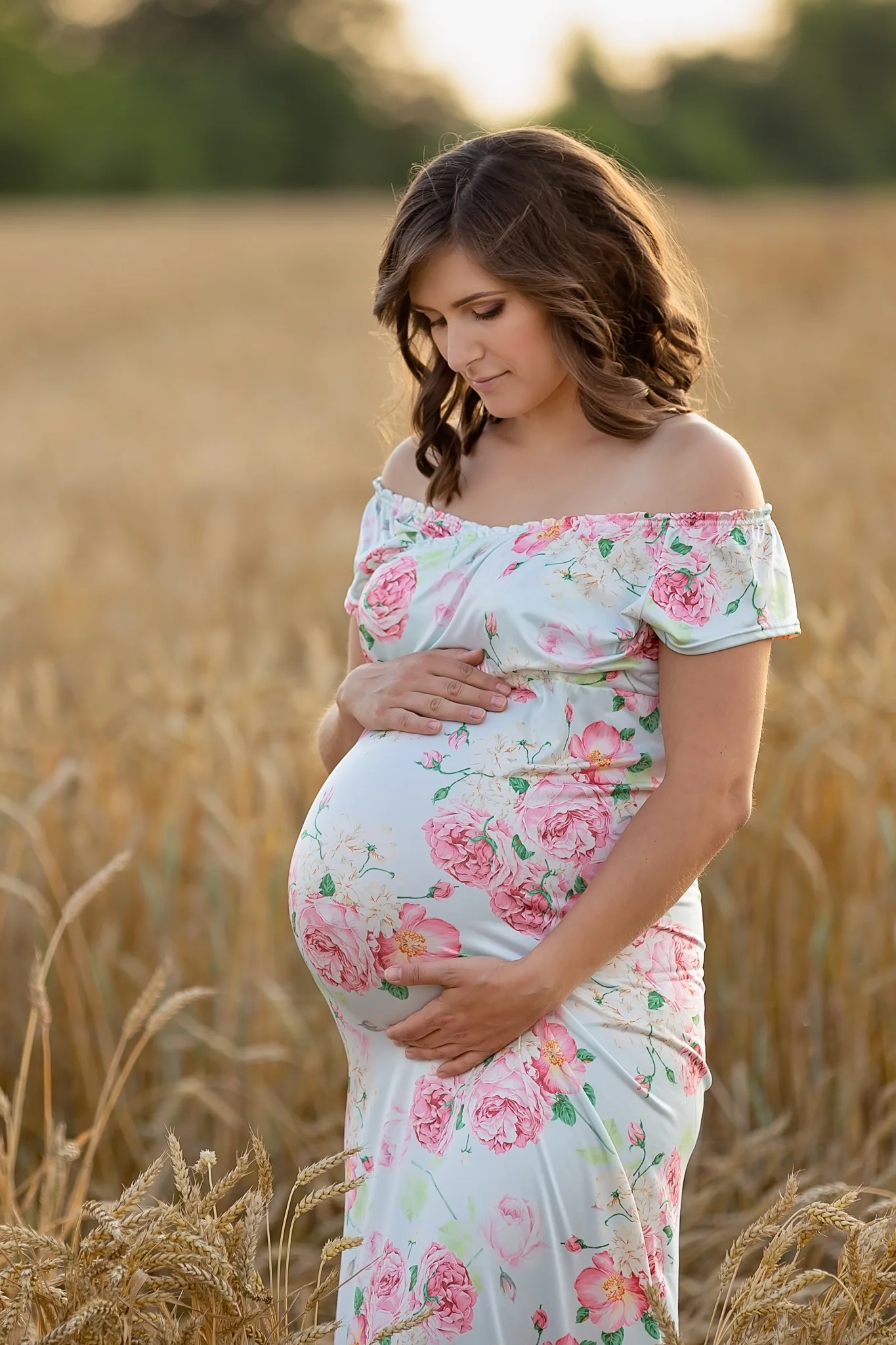 Professional maternity photographer Leeds, York, Bradford, Wakefield, Harrogate: beautiful young pregnant woman posing for a maternity portrait in a wheat field