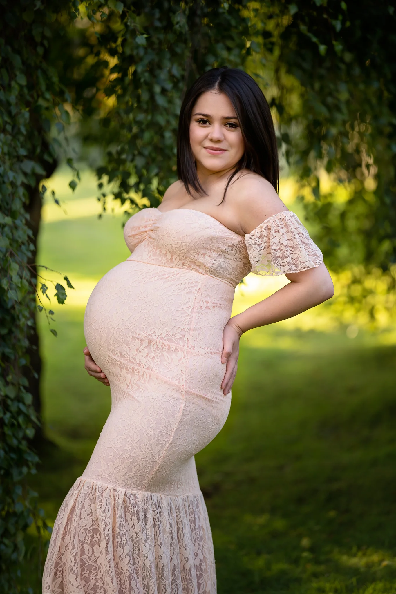 Summer maternity photography Leeds, Bradford, York, Harrogate, Wakefield: stunning expecting woman posing for her maternity portrait in Leeds, West Yorkshire.